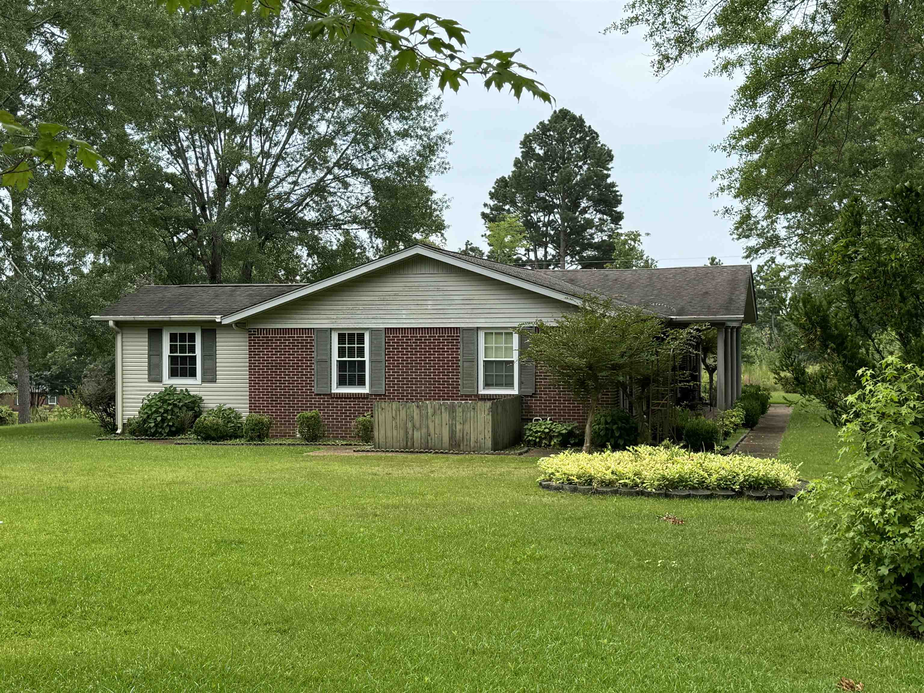 View of front of house featuring a front yard