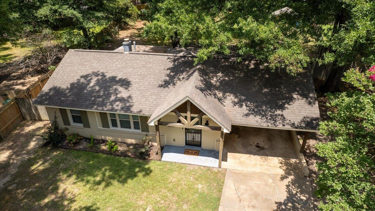 View of front of house featuring a front yard