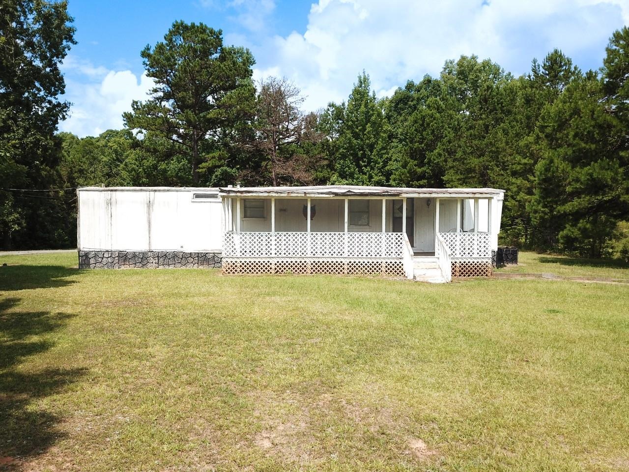 Manufactured / mobile home with a front lawn