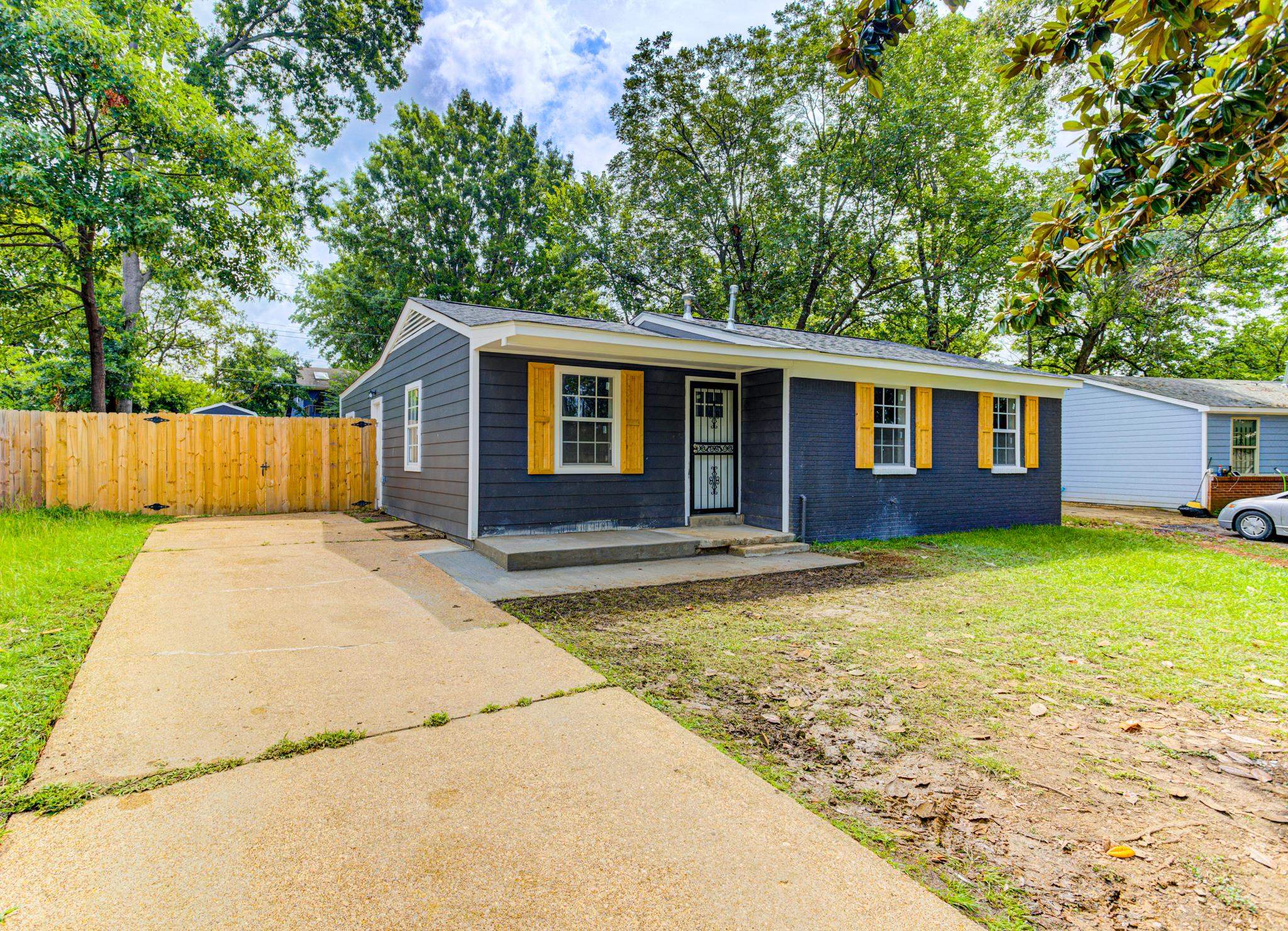 View of front of house featuring a front yard