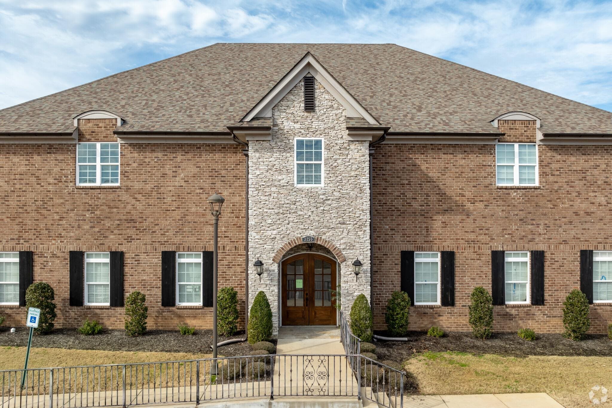 3255 E SARAZENS CIR