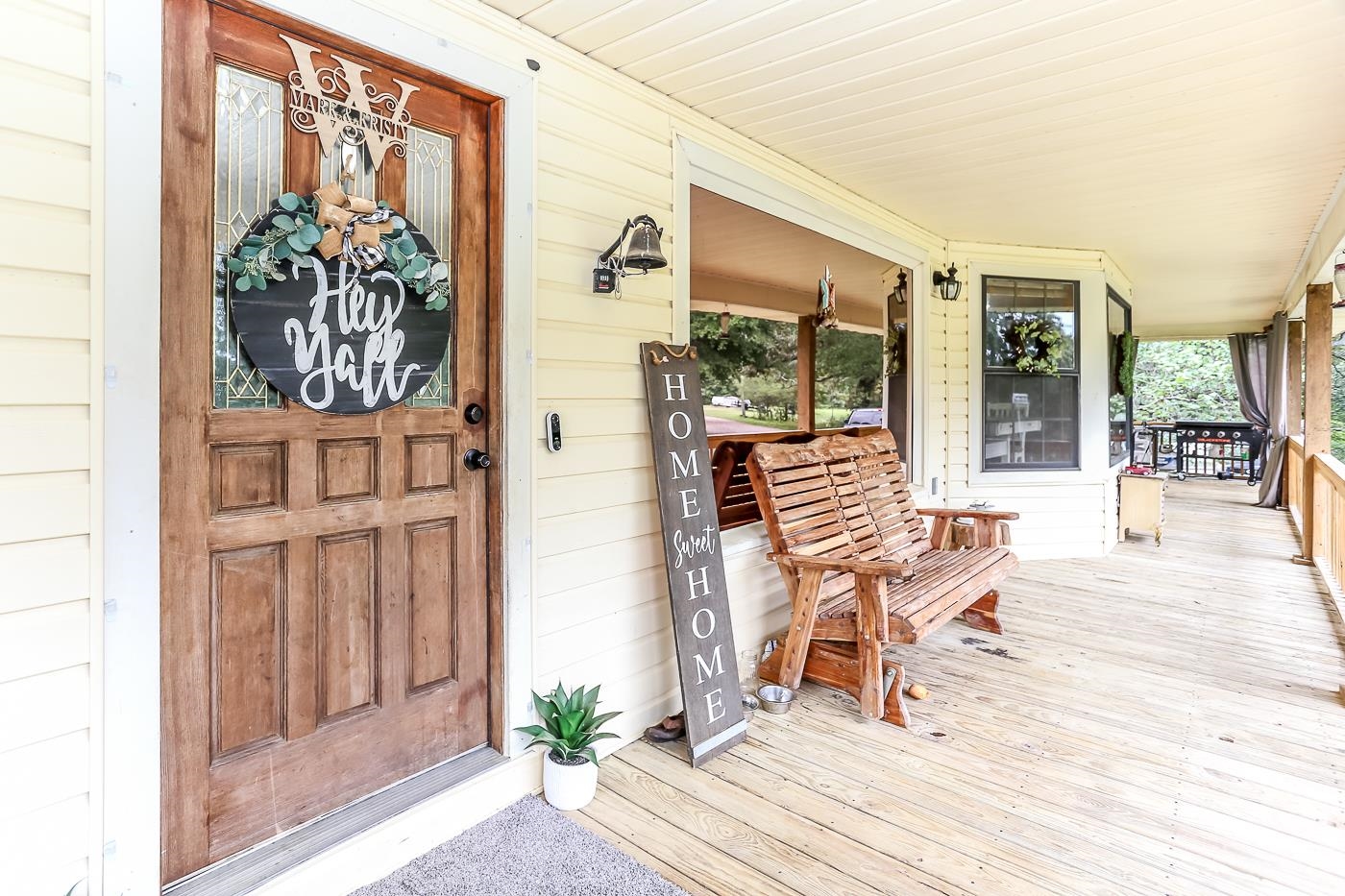 Doorway to property with a porch