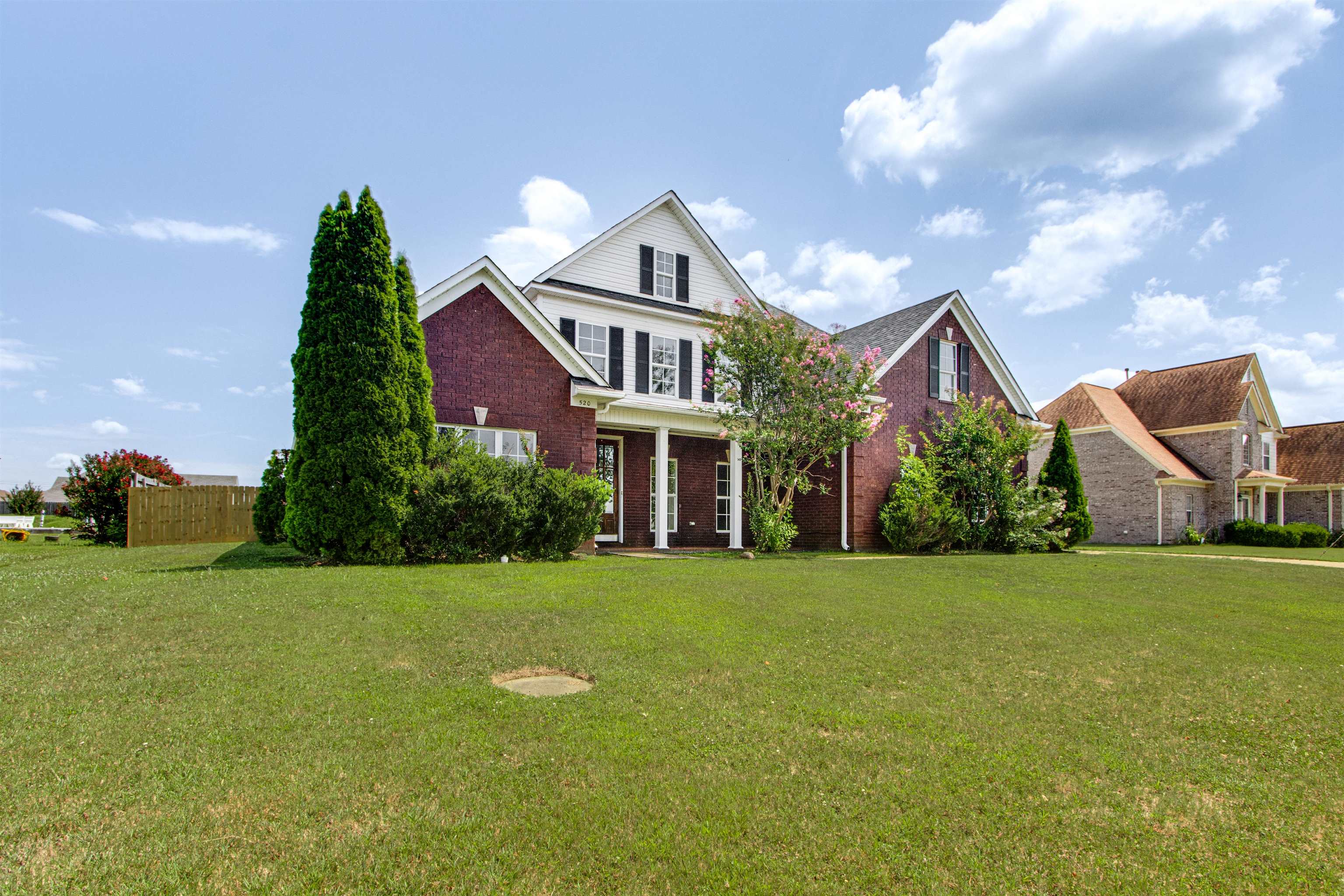 View of front facade featuring a front yard