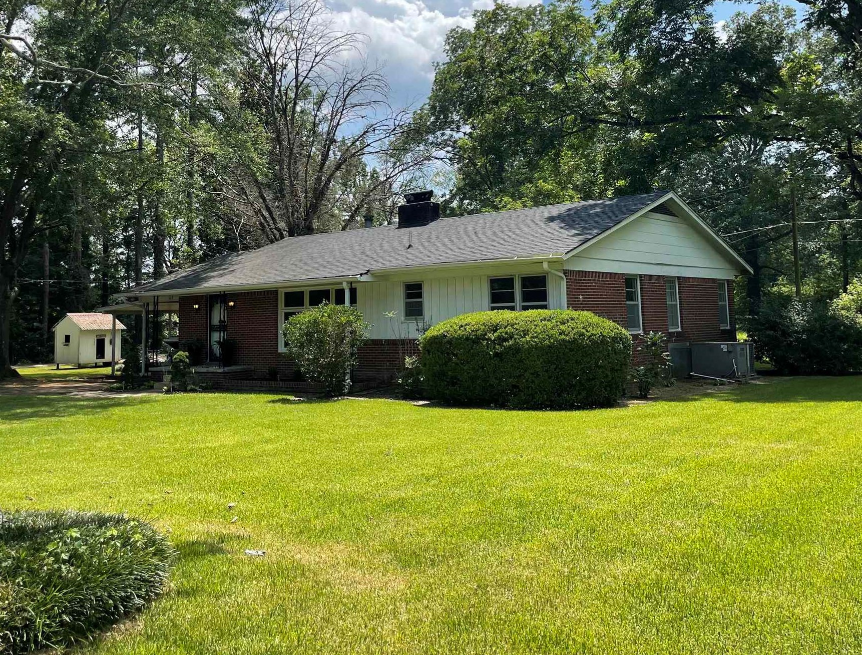 View of front facade with a front yard