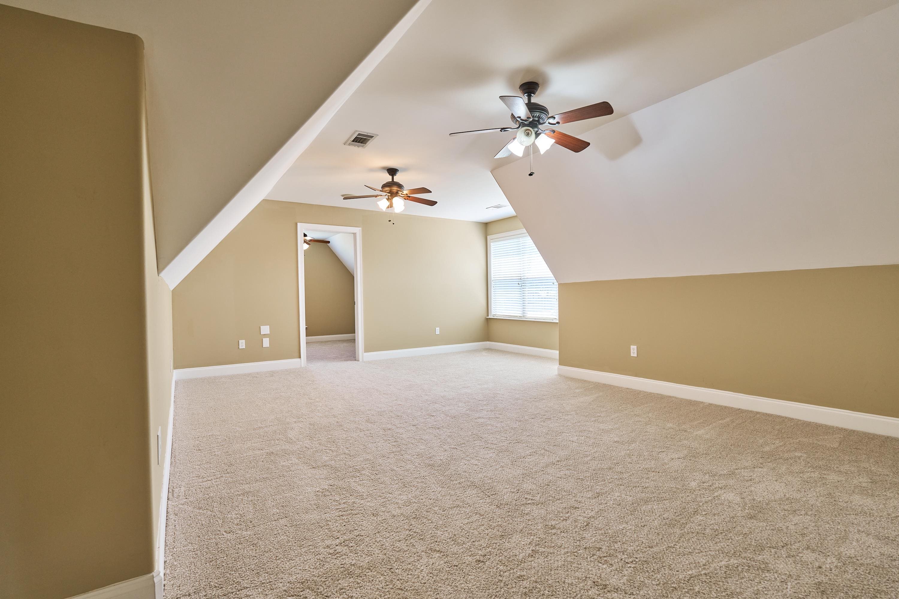 Huge Bonus room with new plush carpet.