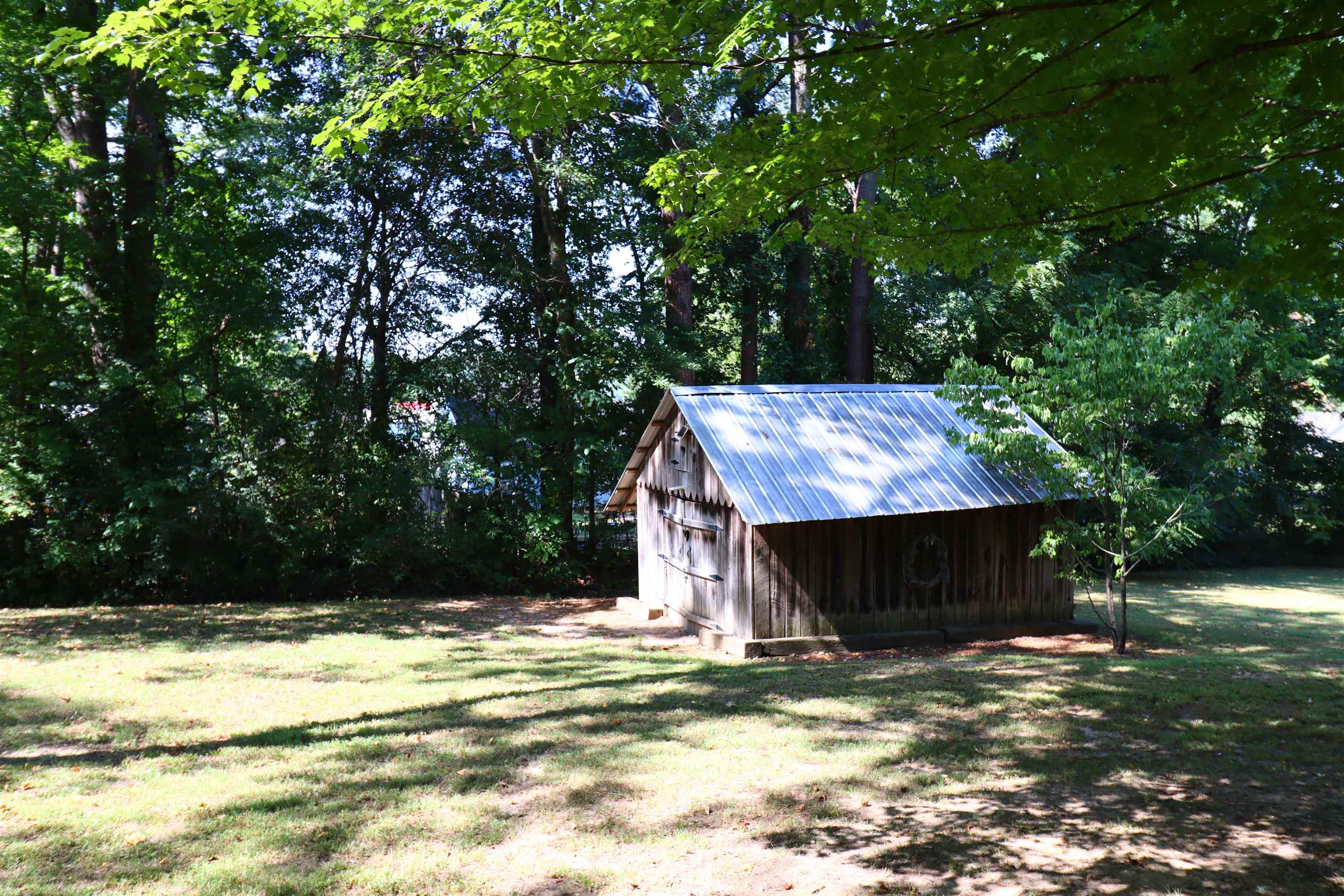 View of yard featuring an outdoor structure