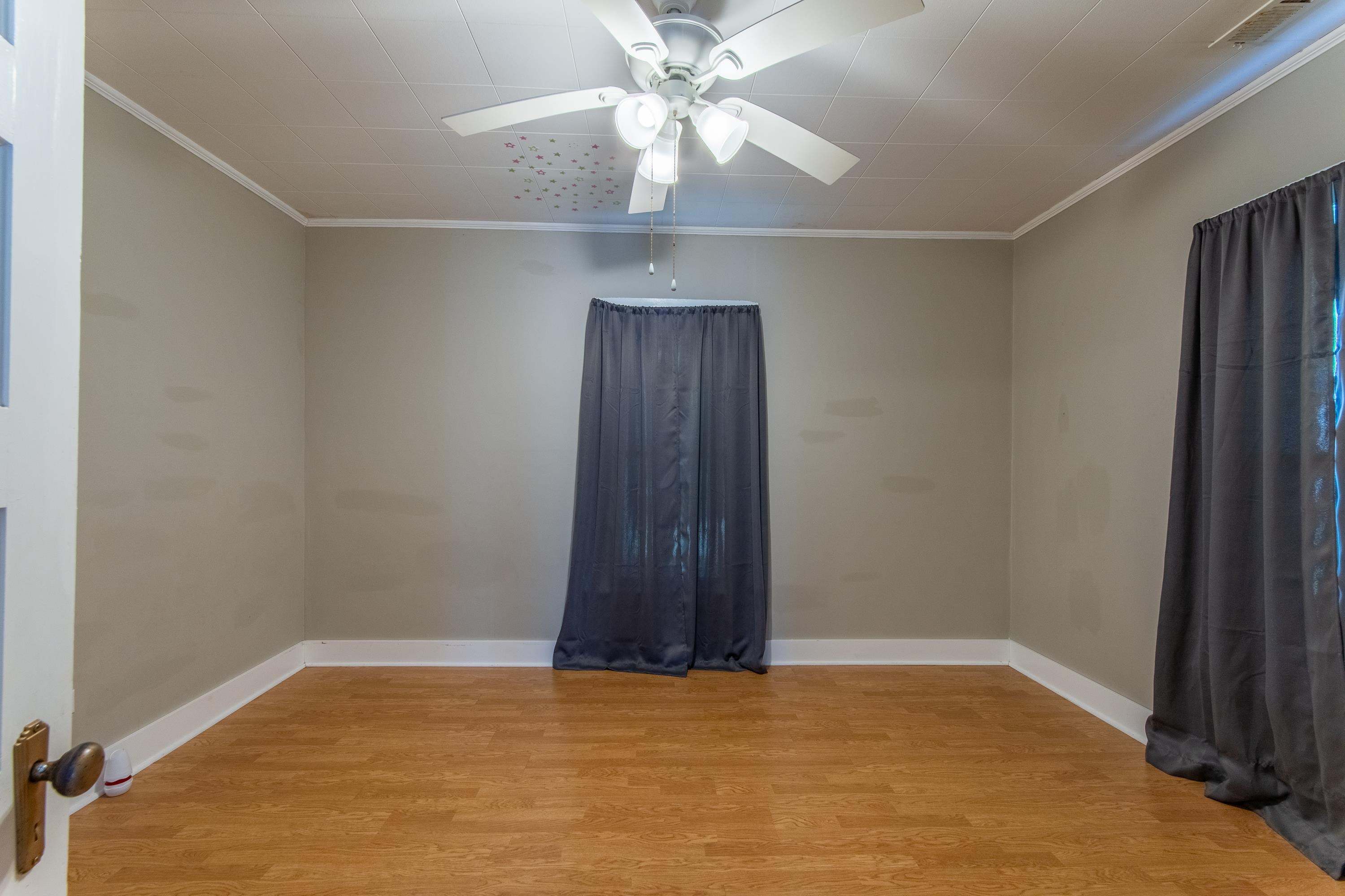 Unfurnished room with ornamental molding, light hardwood / wood-style flooring, and ceiling fan