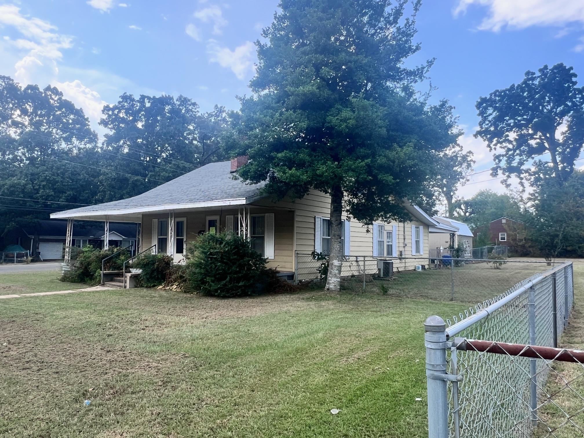 View of front facade featuring a front yard