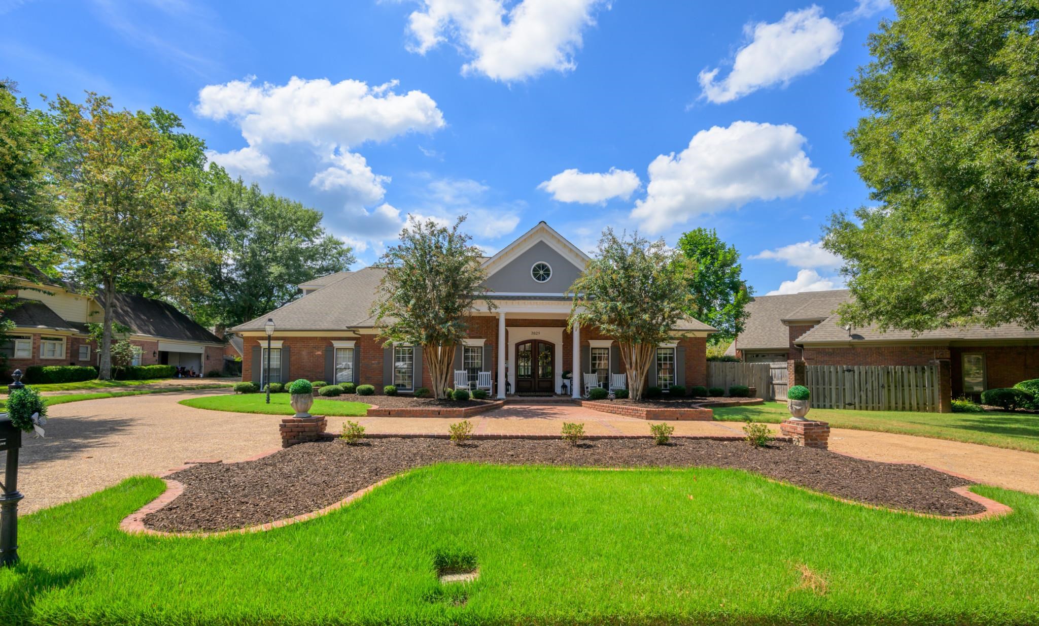 View of front of property featuring a front lawn