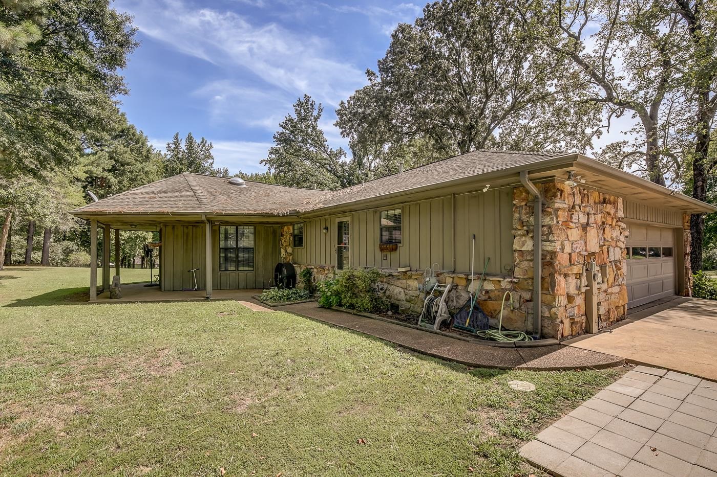 View of front facade featuring a front yard and a garage