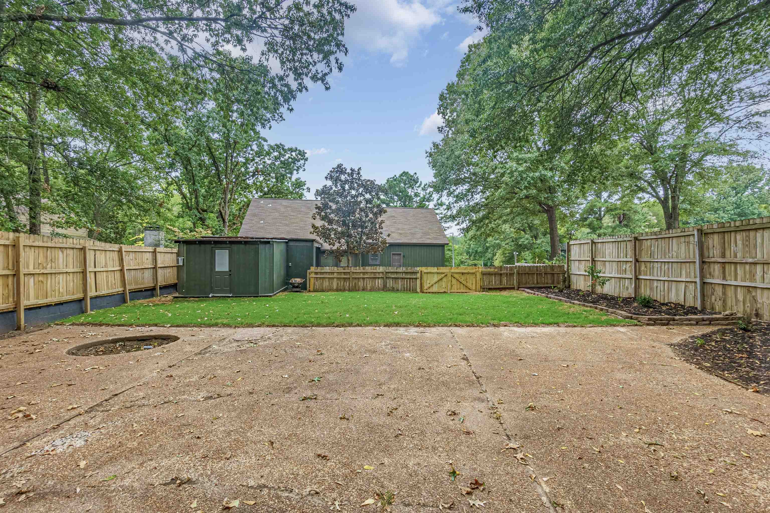 View of yard with a storage shed