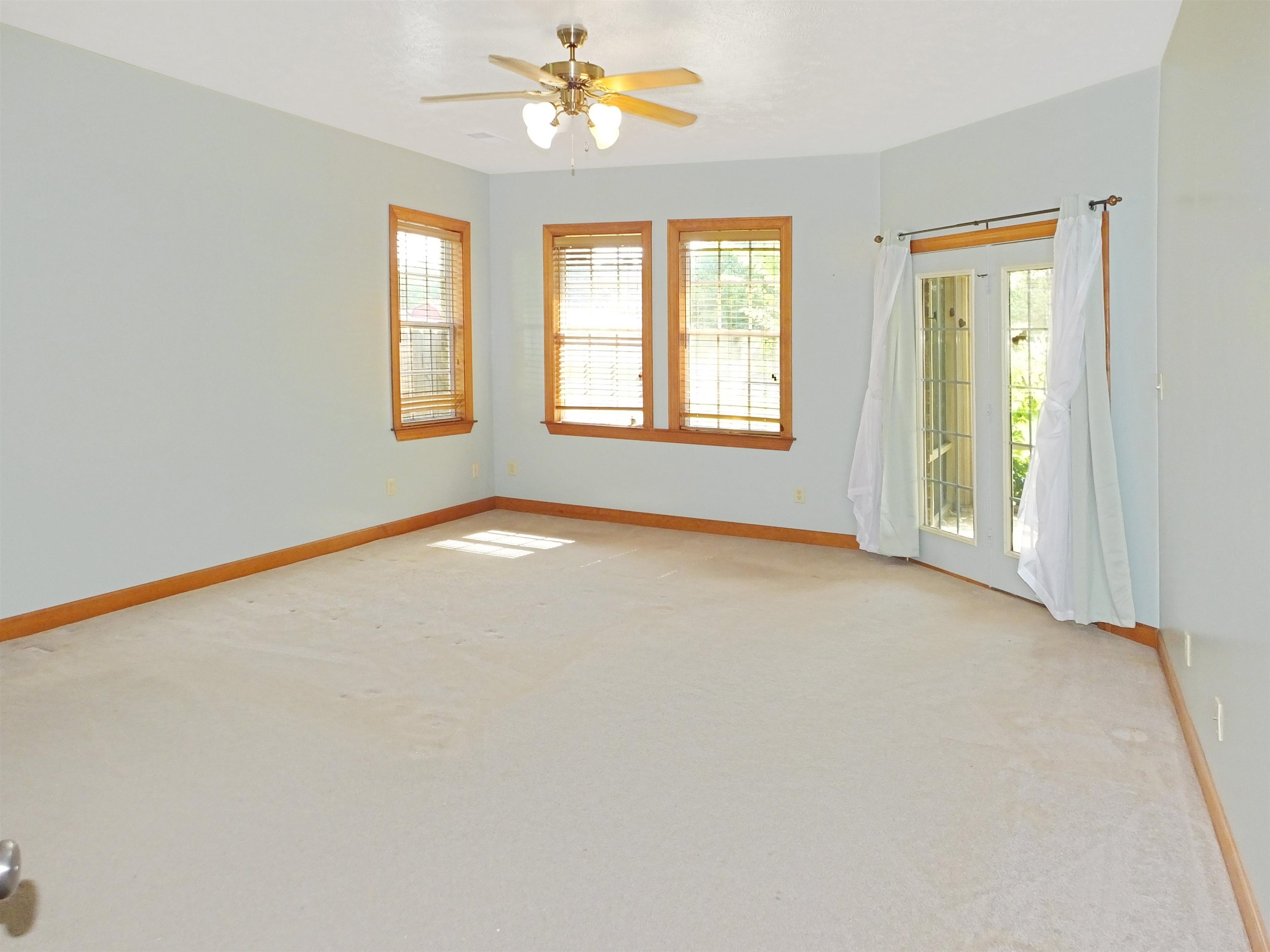 Unfurnished room featuring light colored carpet and ceiling fan