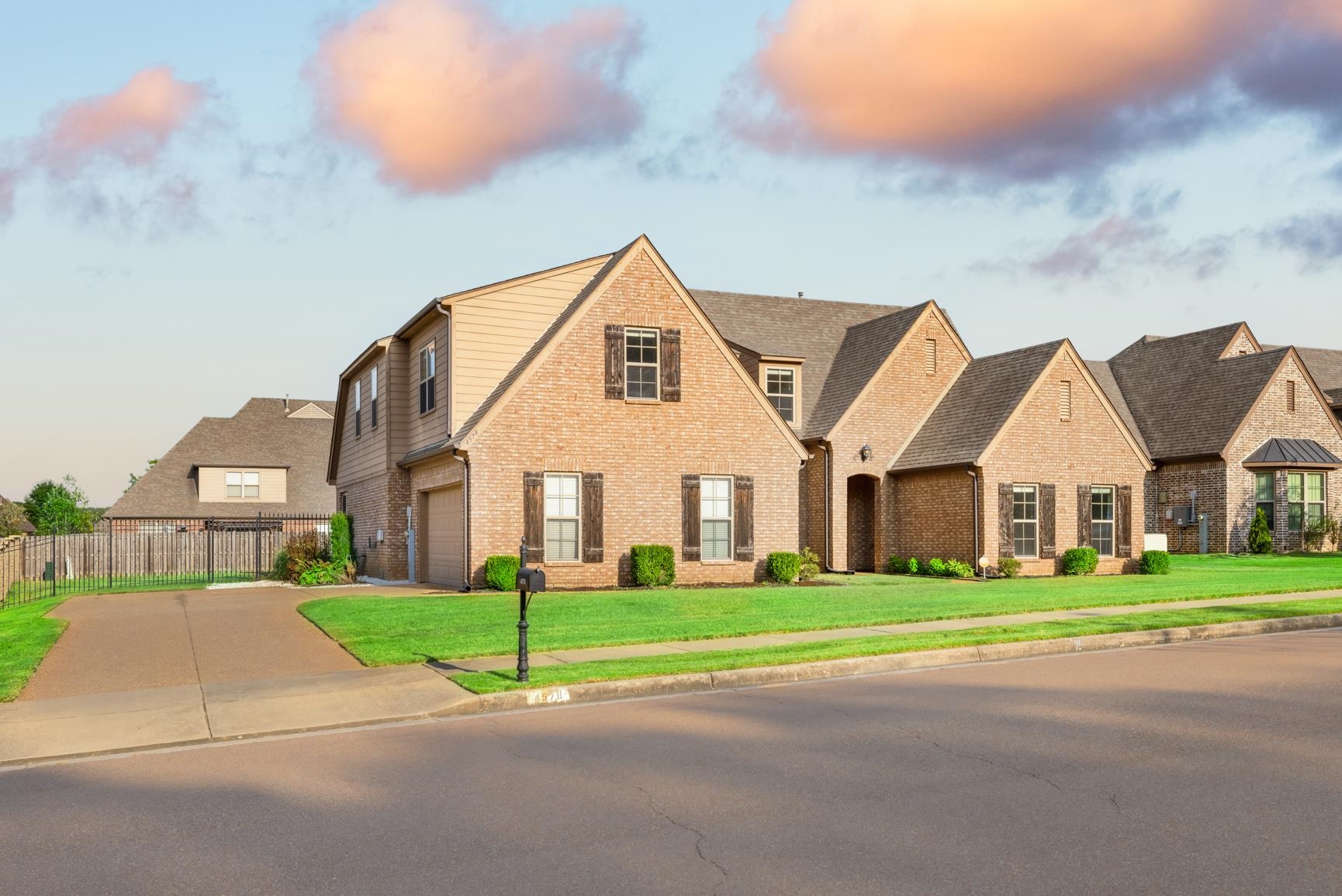 View of front of home featuring a yard and a garage