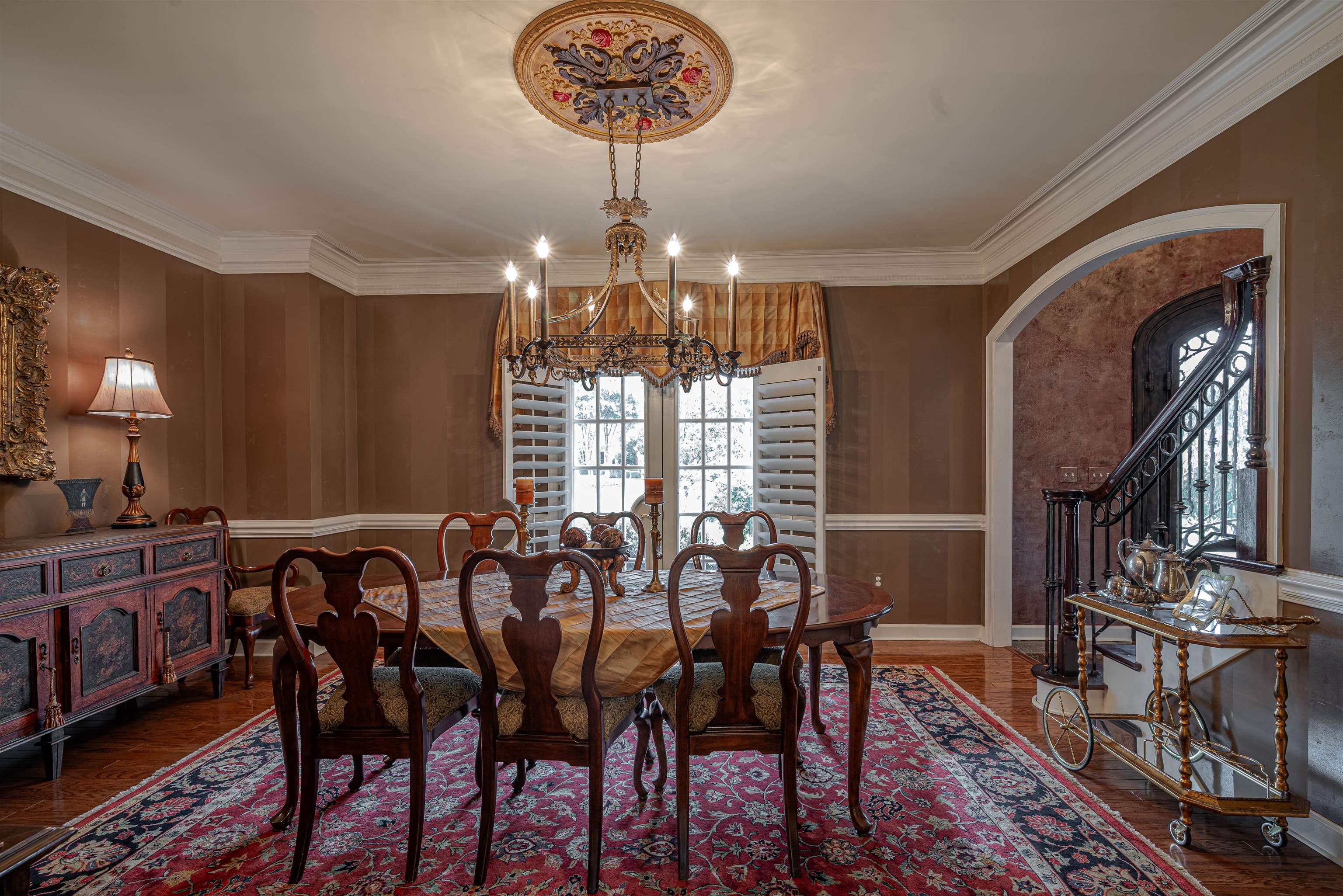 Dining room featuring crown molding, a notable chandelier, and hardwood / wood-style floors