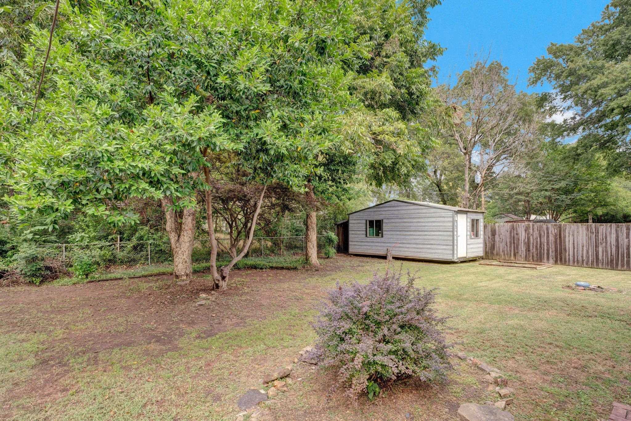 View of yard with an outbuilding