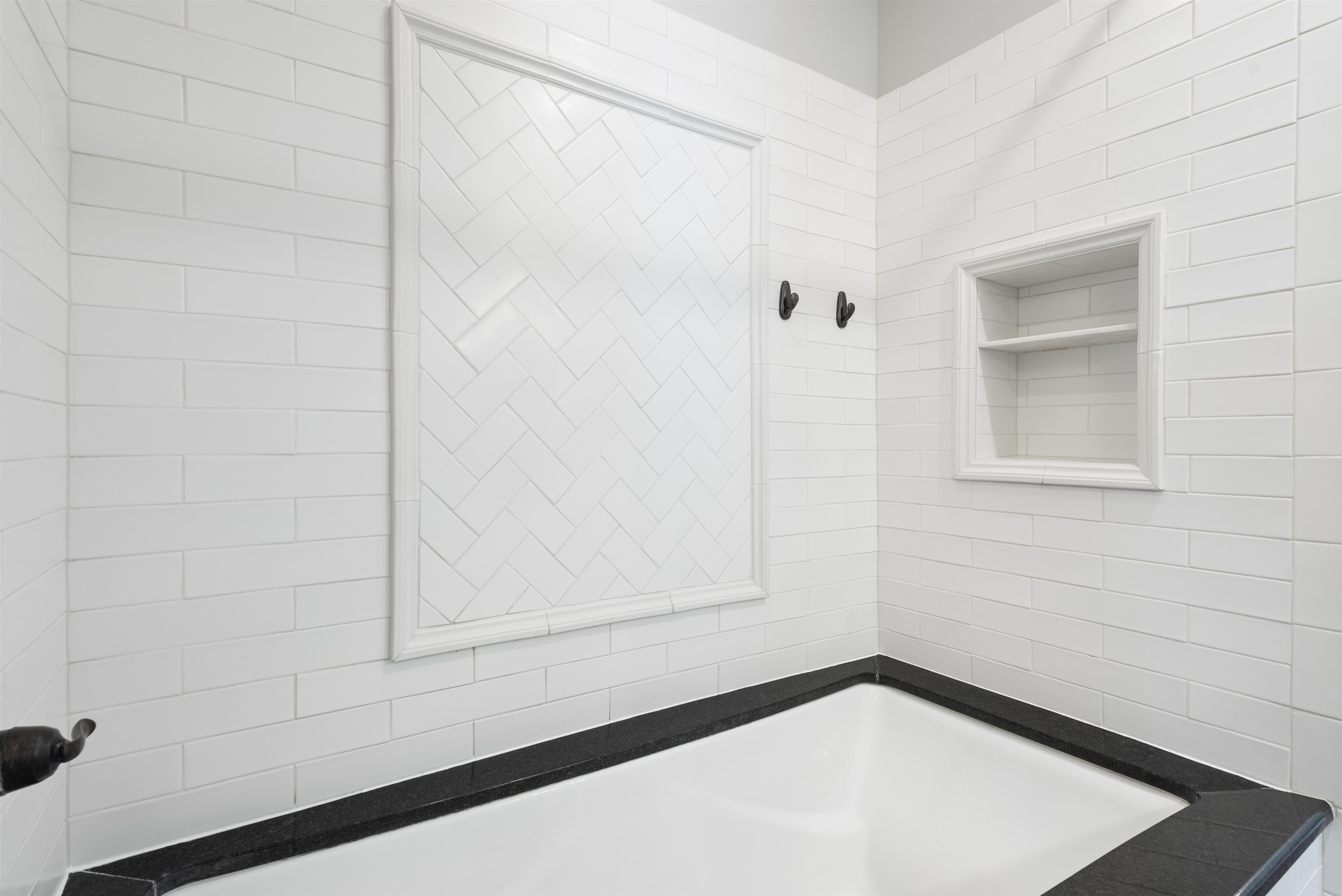 Bathroom with tiled shower / bath combo