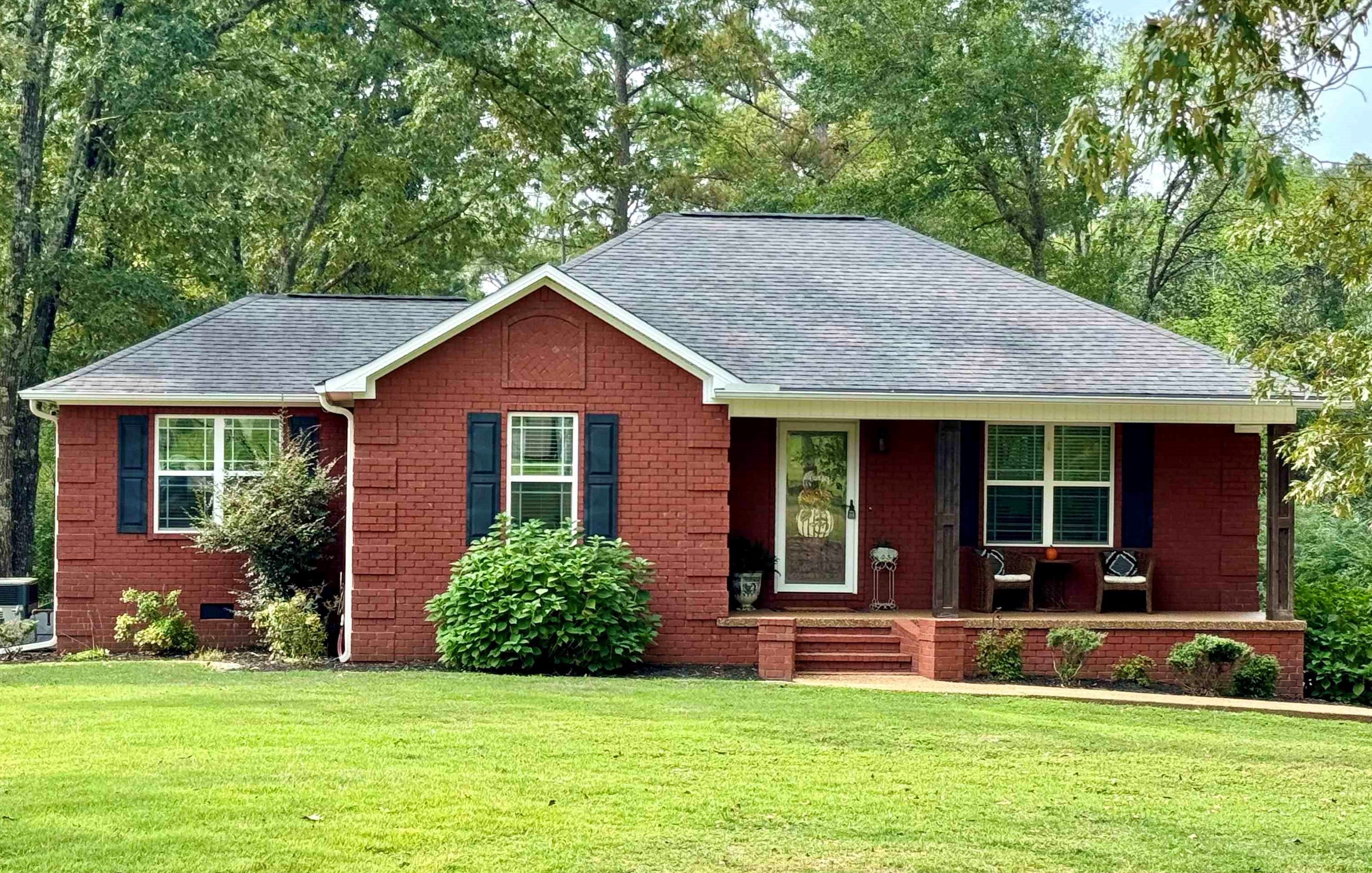 Single story home with a front yard