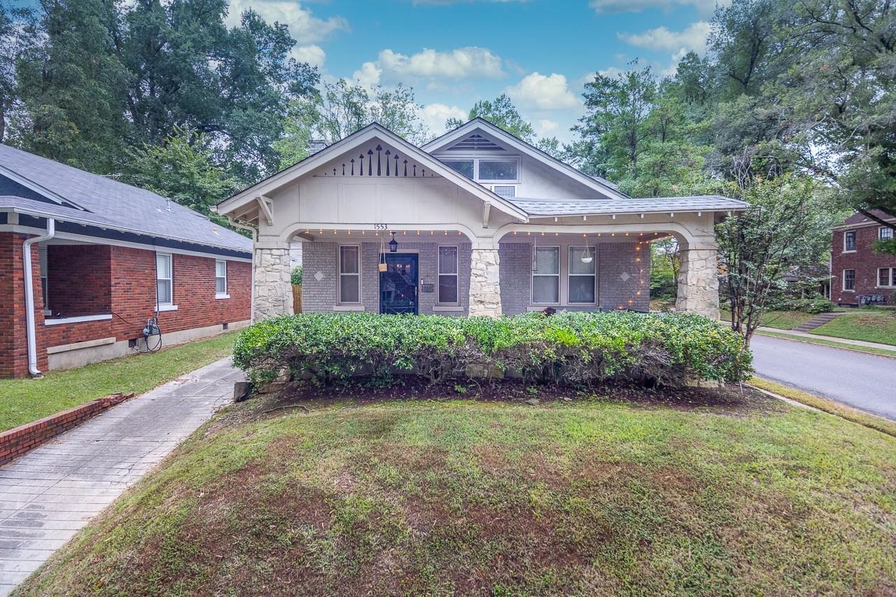 View of front facade with covered porch and a front yard