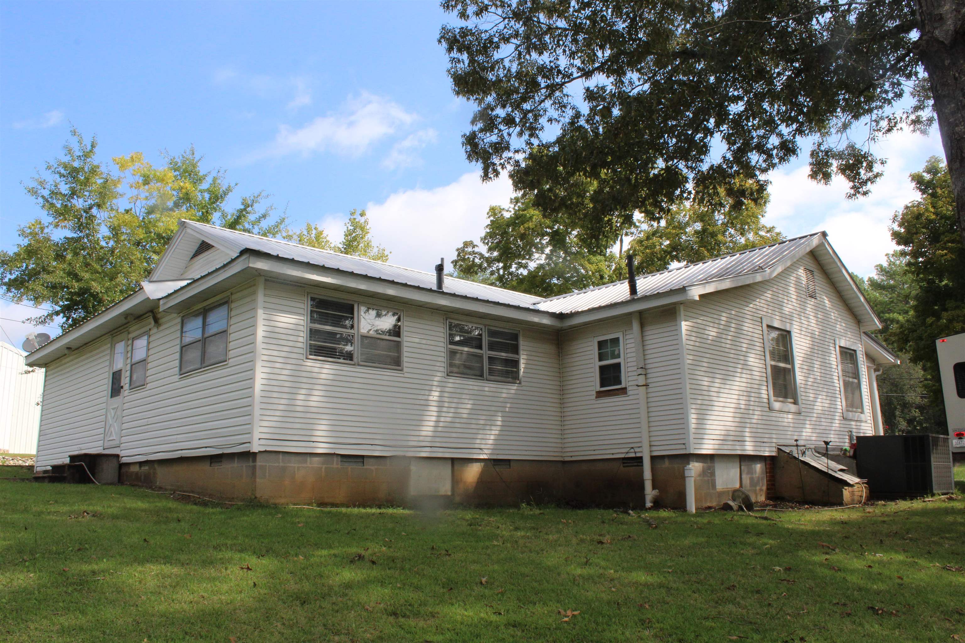 916 Peach, Selmer, Tennessee image 23