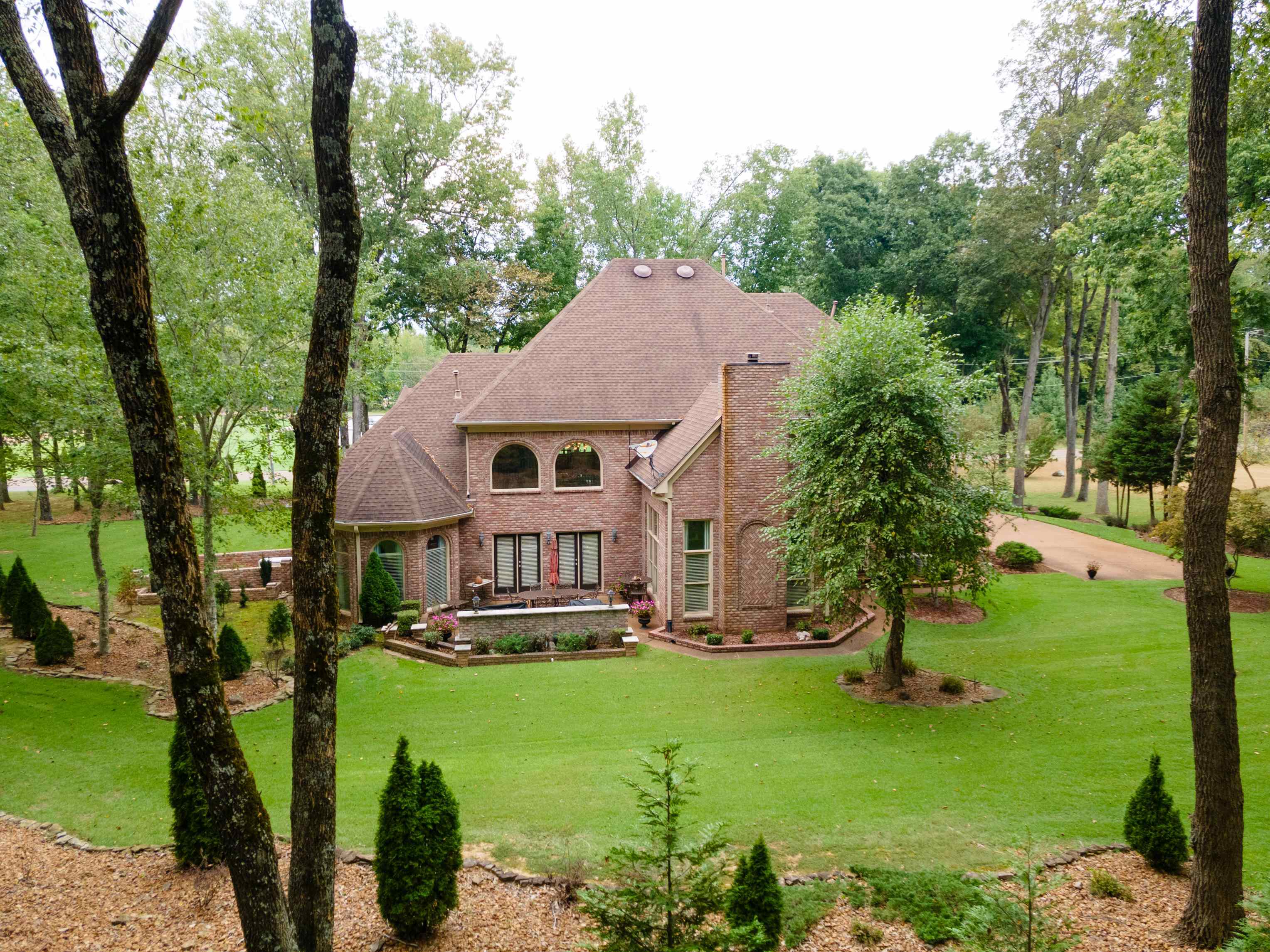 View of front of house featuring a front yard