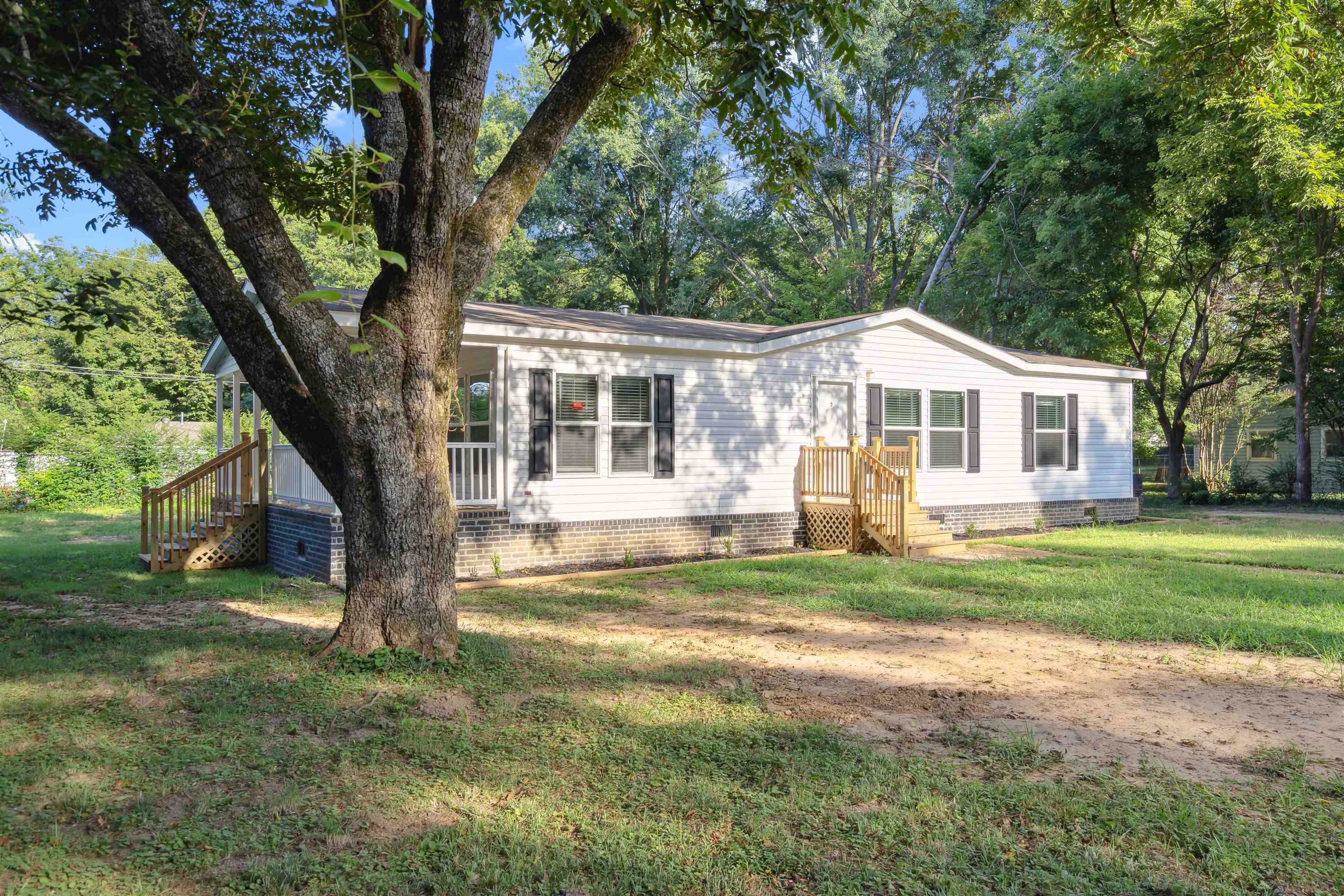 View of front of house featuring a front yard