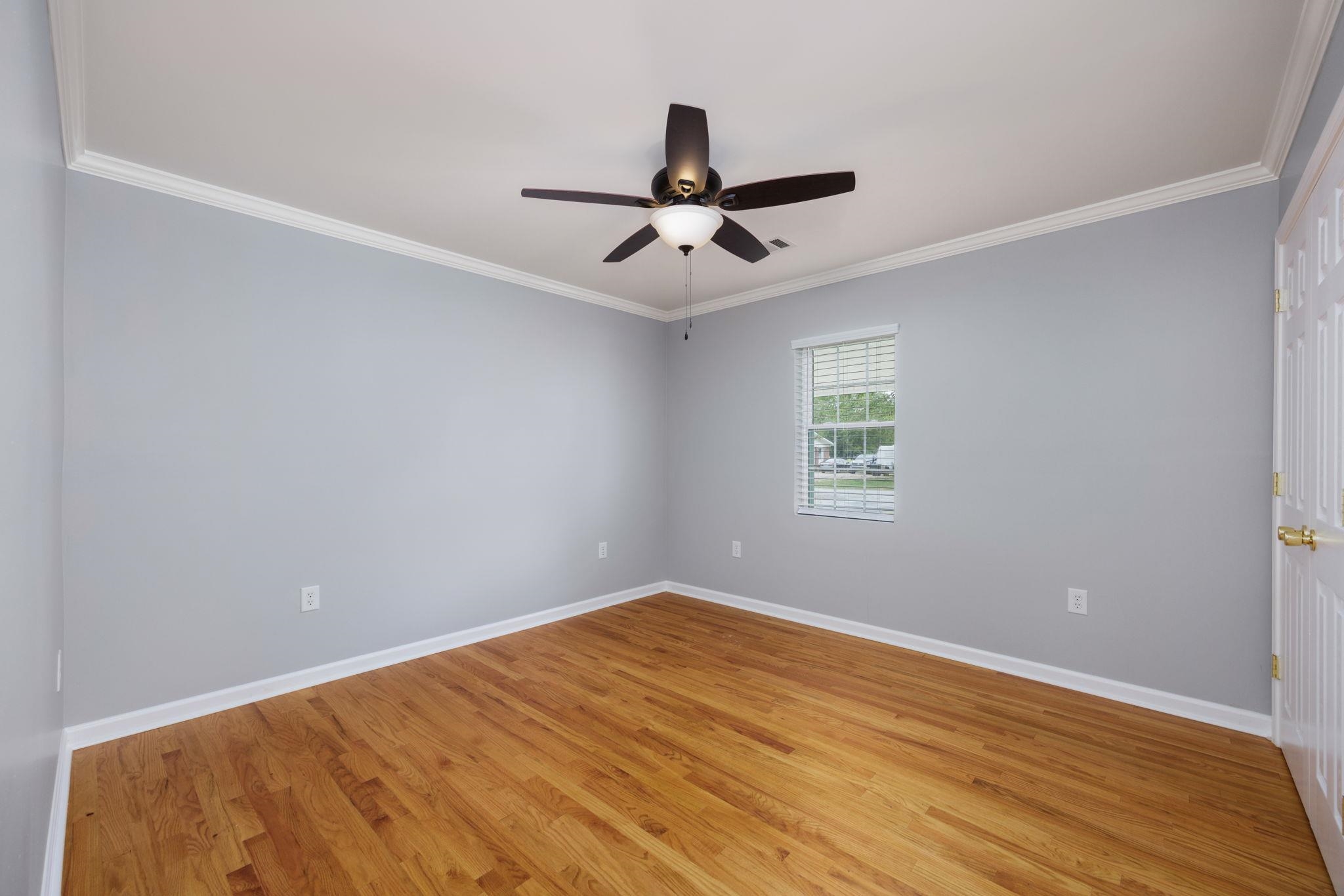 Unfurnished room featuring ornamental molding, hardwood / wood-style flooring, and ceiling fan