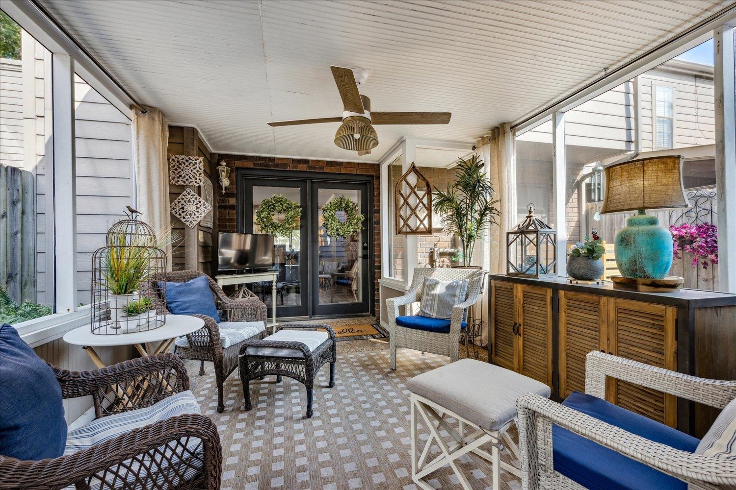 Sunroom / solarium with ceiling fan