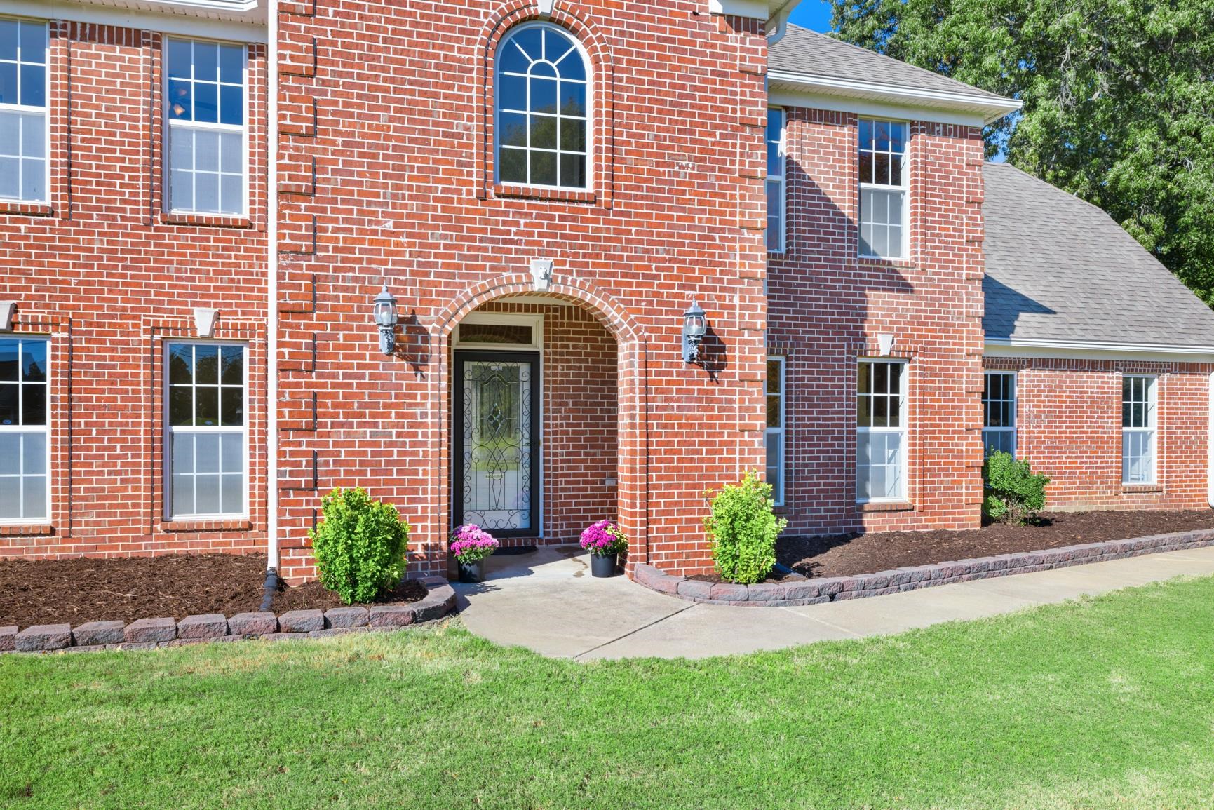 View of front of property featuring a front lawn