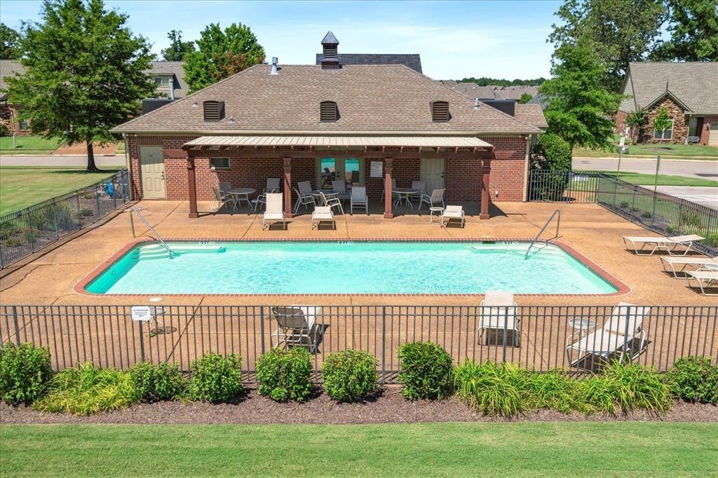 Community pool and clubhouse!