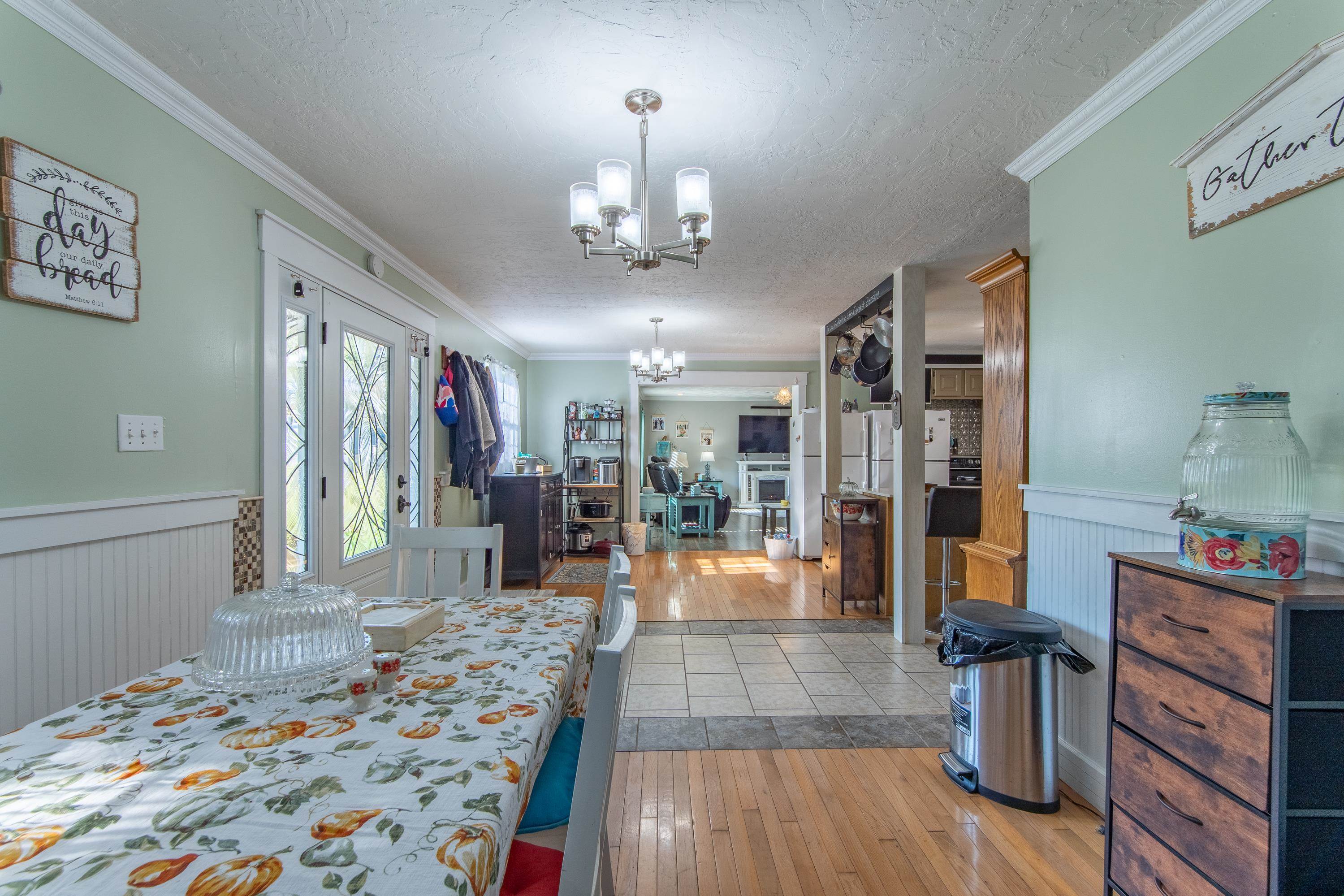 textured ceiling, ornamental molding, an inviting chandelier