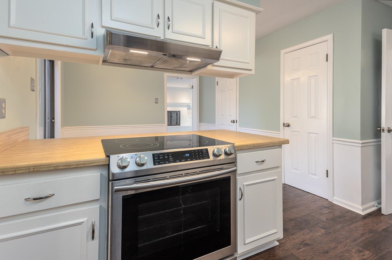 Stainless steel electric range only 6 years old and rarely used! nice counter space on either side of range...looks into the breakfast area. There is a large pantry too.