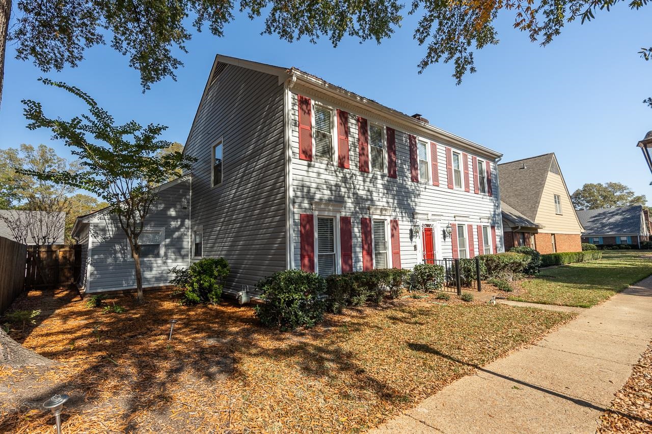 View of front facade featuring a small front yard maintained by the HOA