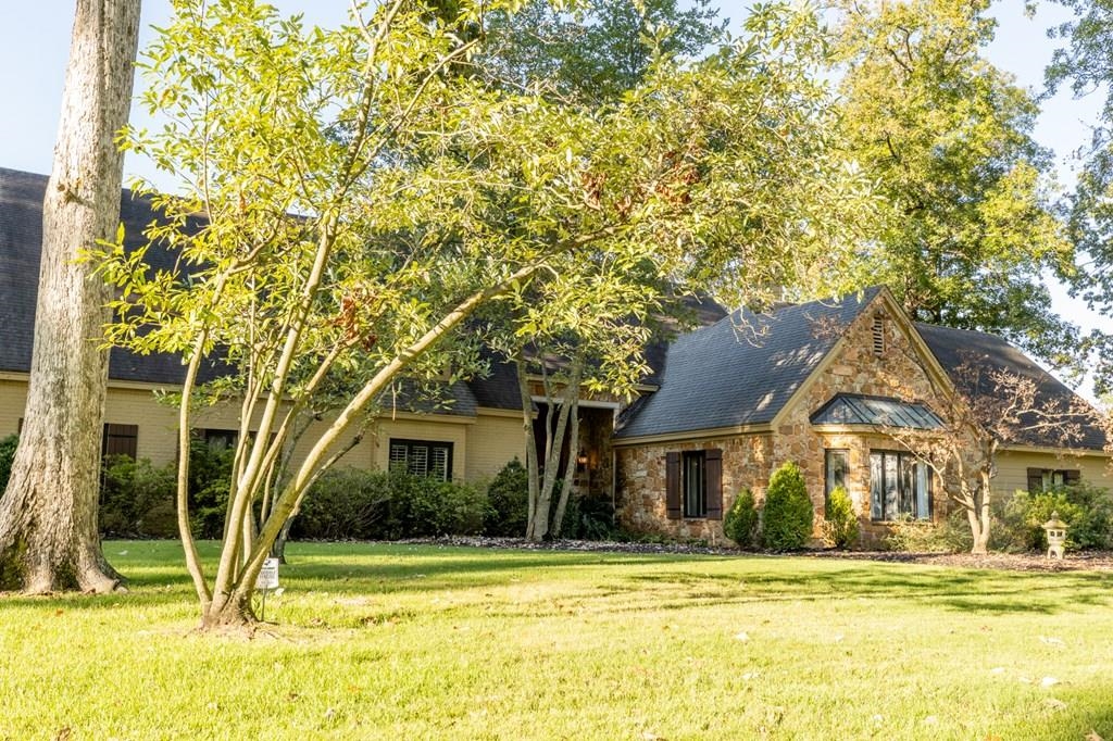View of front of home featuring a front lawn