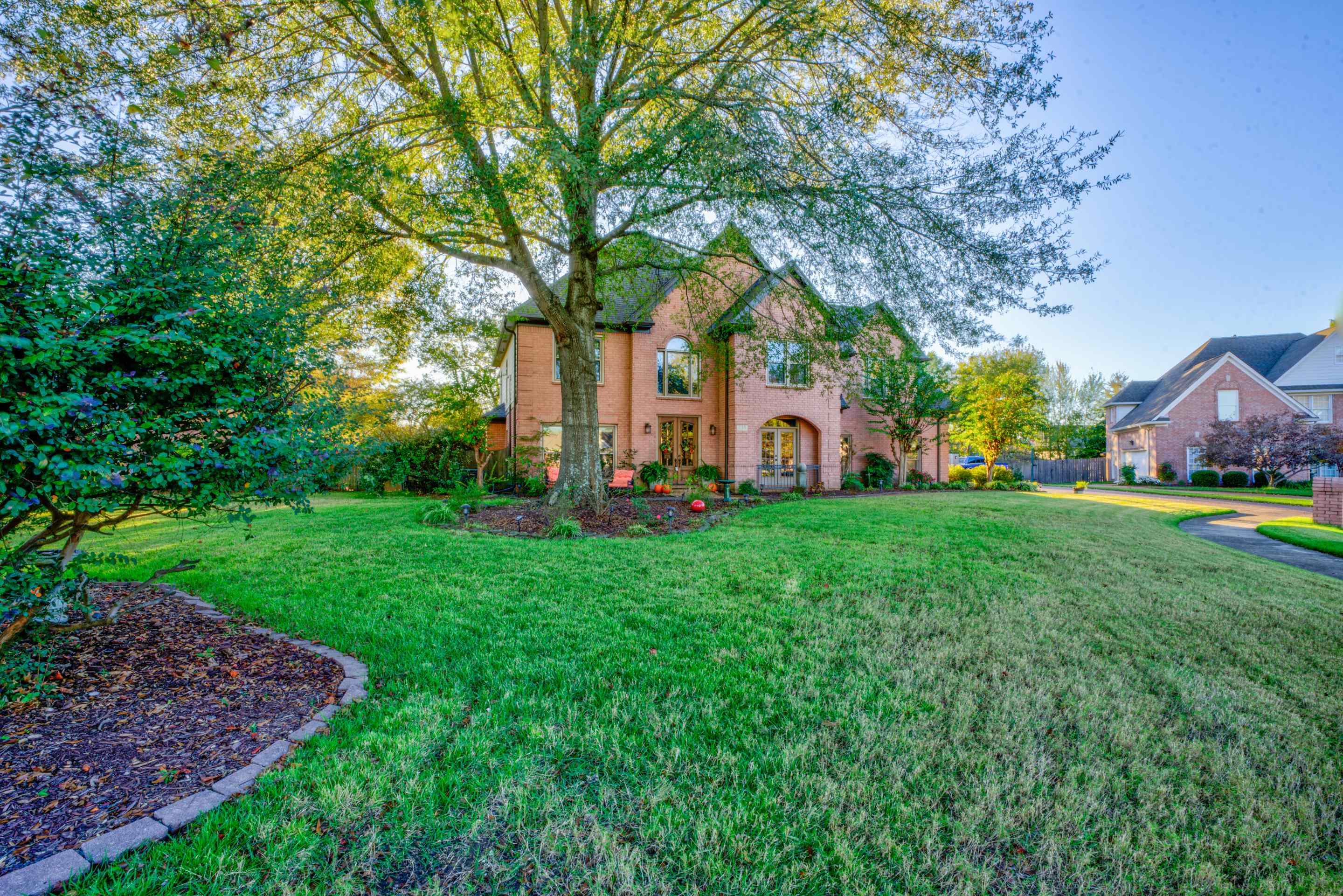 View of front facade featuring a front yard