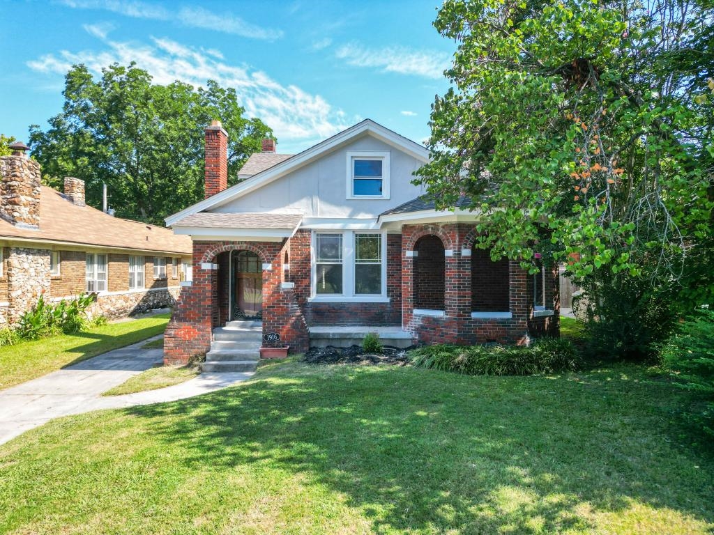 View of front facade featuring a front yard