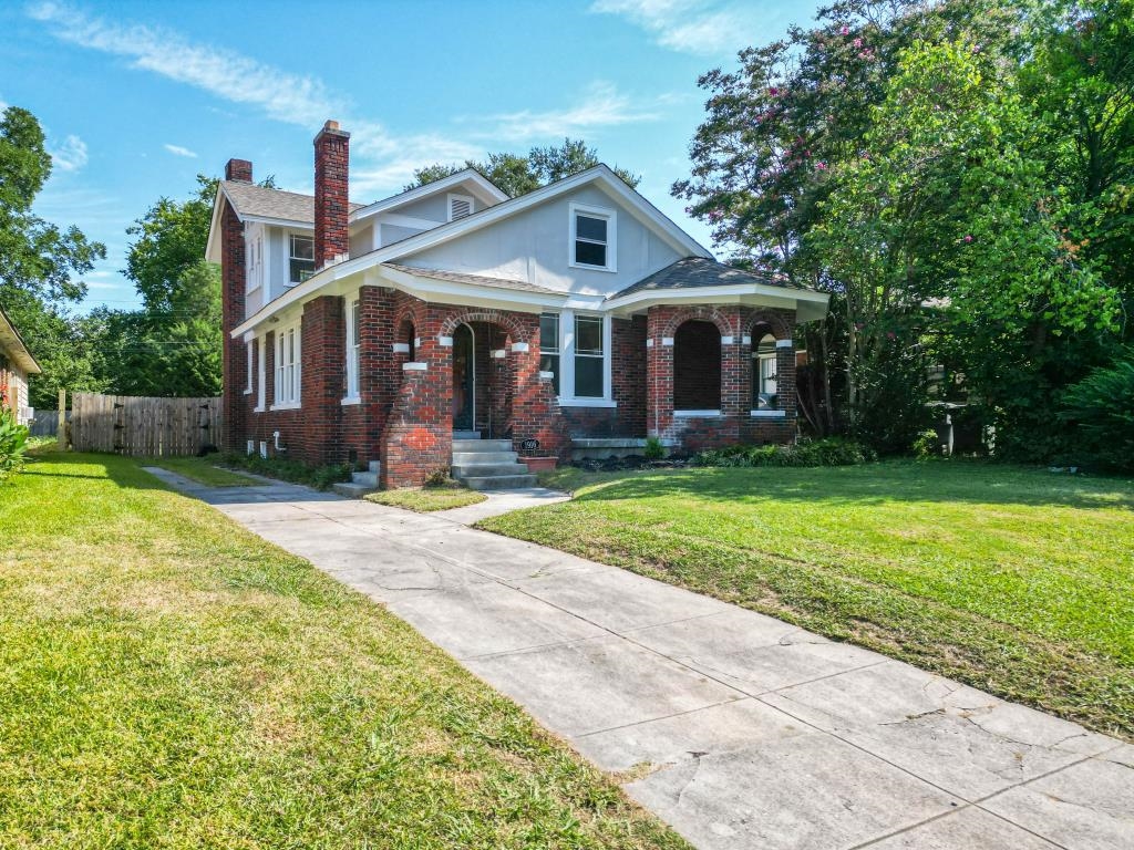 View of front of house featuring a front yard