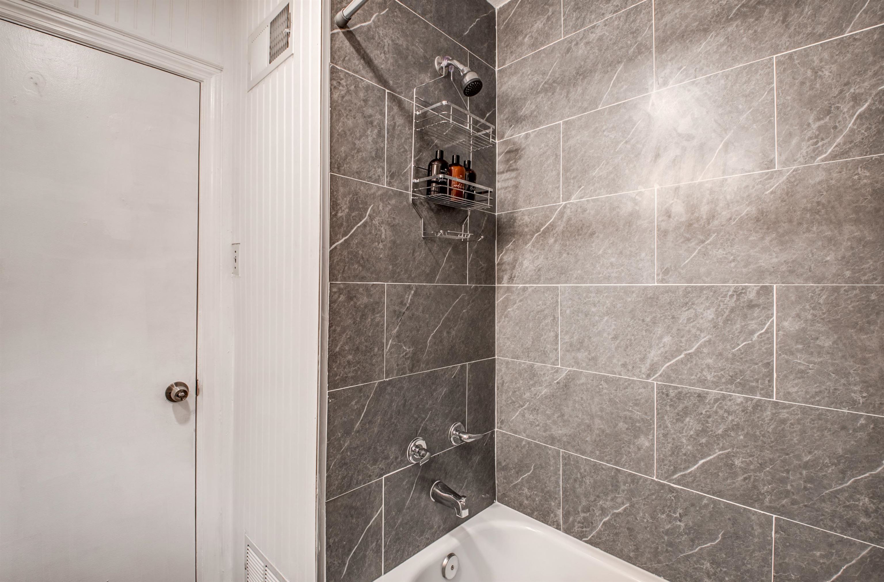 Bathroom featuring tiled shower / bath