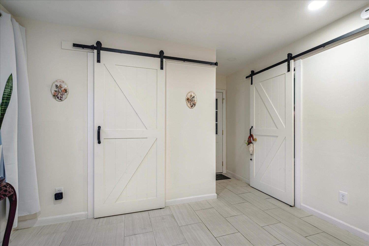 Foyer entrance featuring a barn door