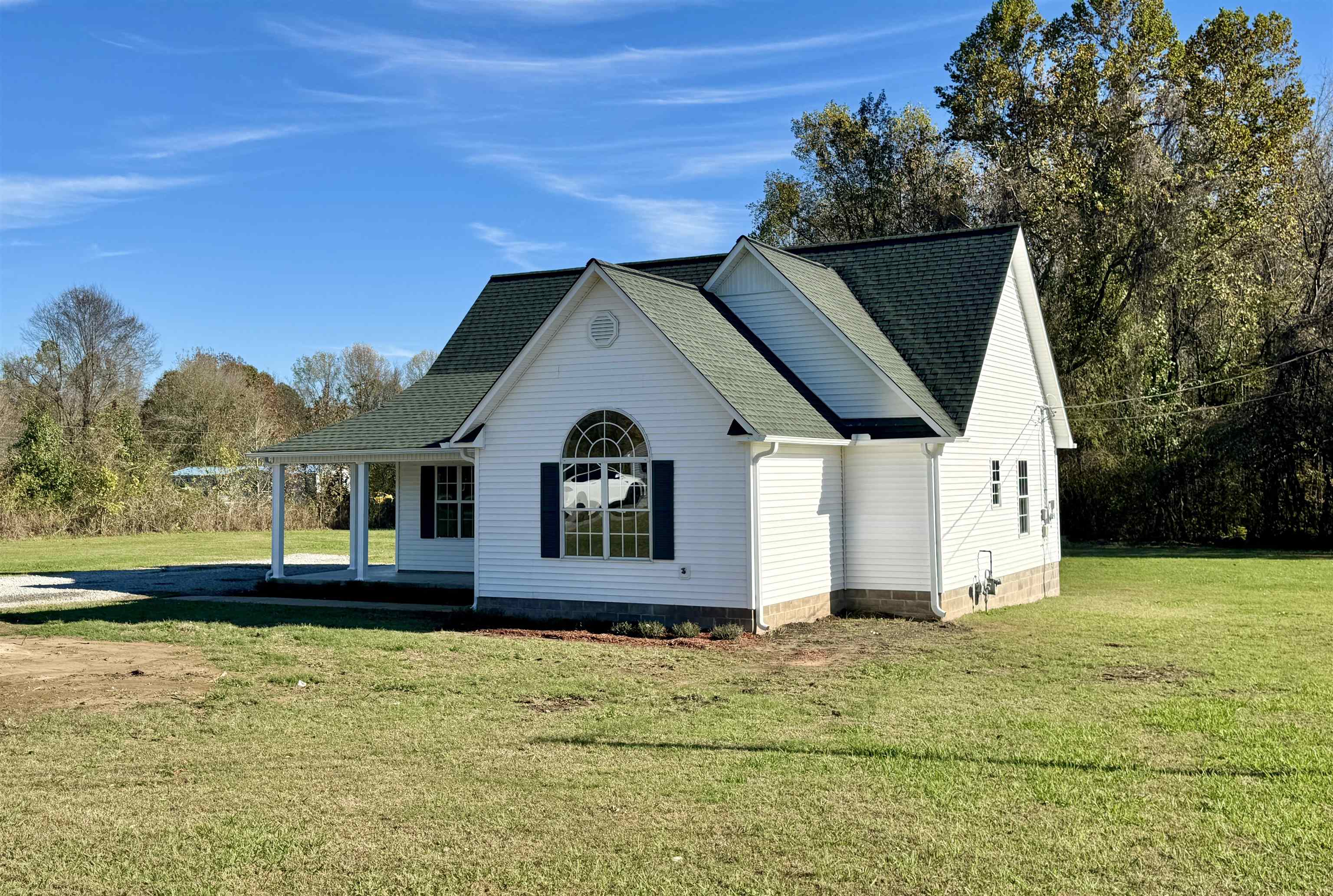 View of front of property featuring a porch and a front yard