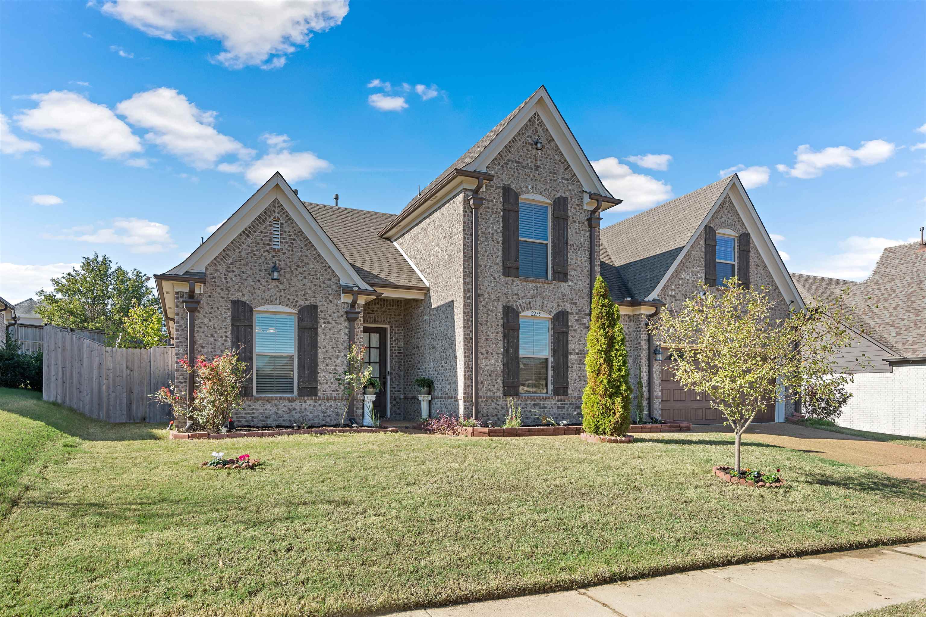 Front facade featuring a front yard