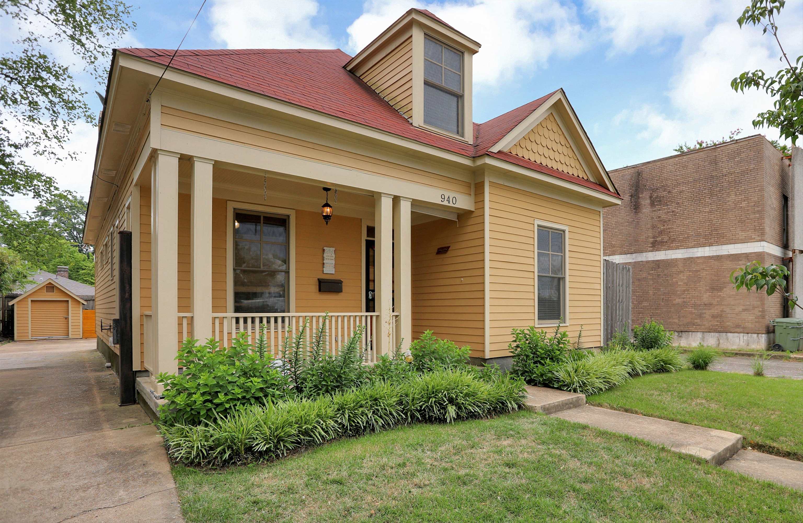 3 BR/ 2.1BA - Walkable Midtown - Primary Suite Down - Large Bedrooms Up - Gated Drive