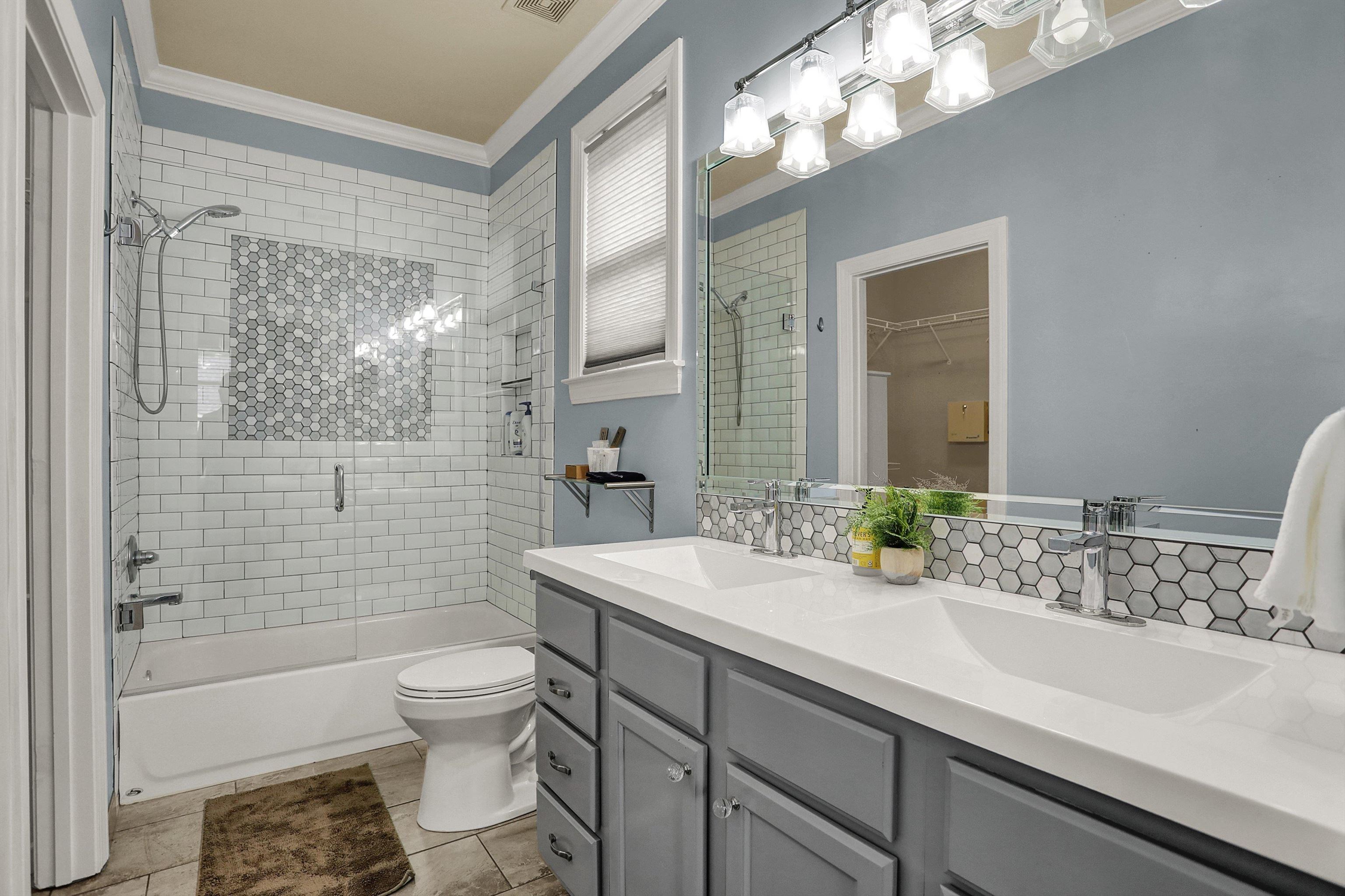 Large double vanity, tub & tiled shower