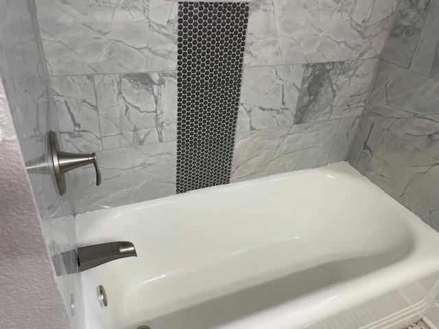 Bathroom with tiled shower / bath