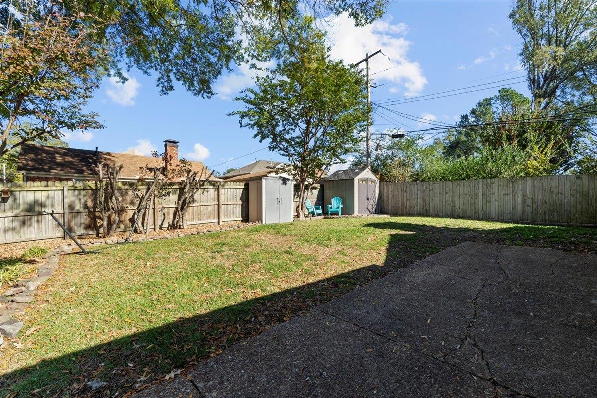 View of yard featuring a shed