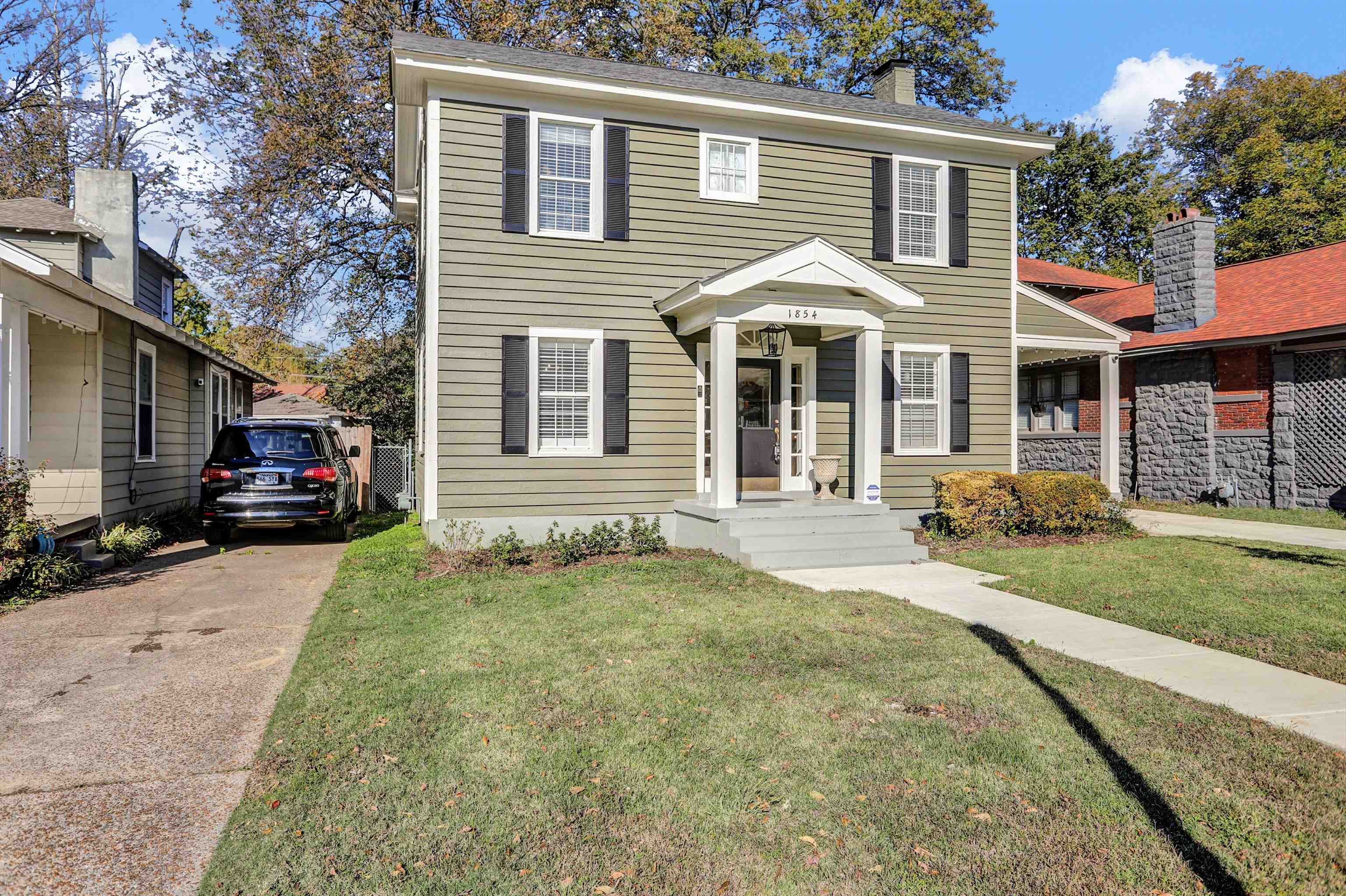 Colonial house with a front yard