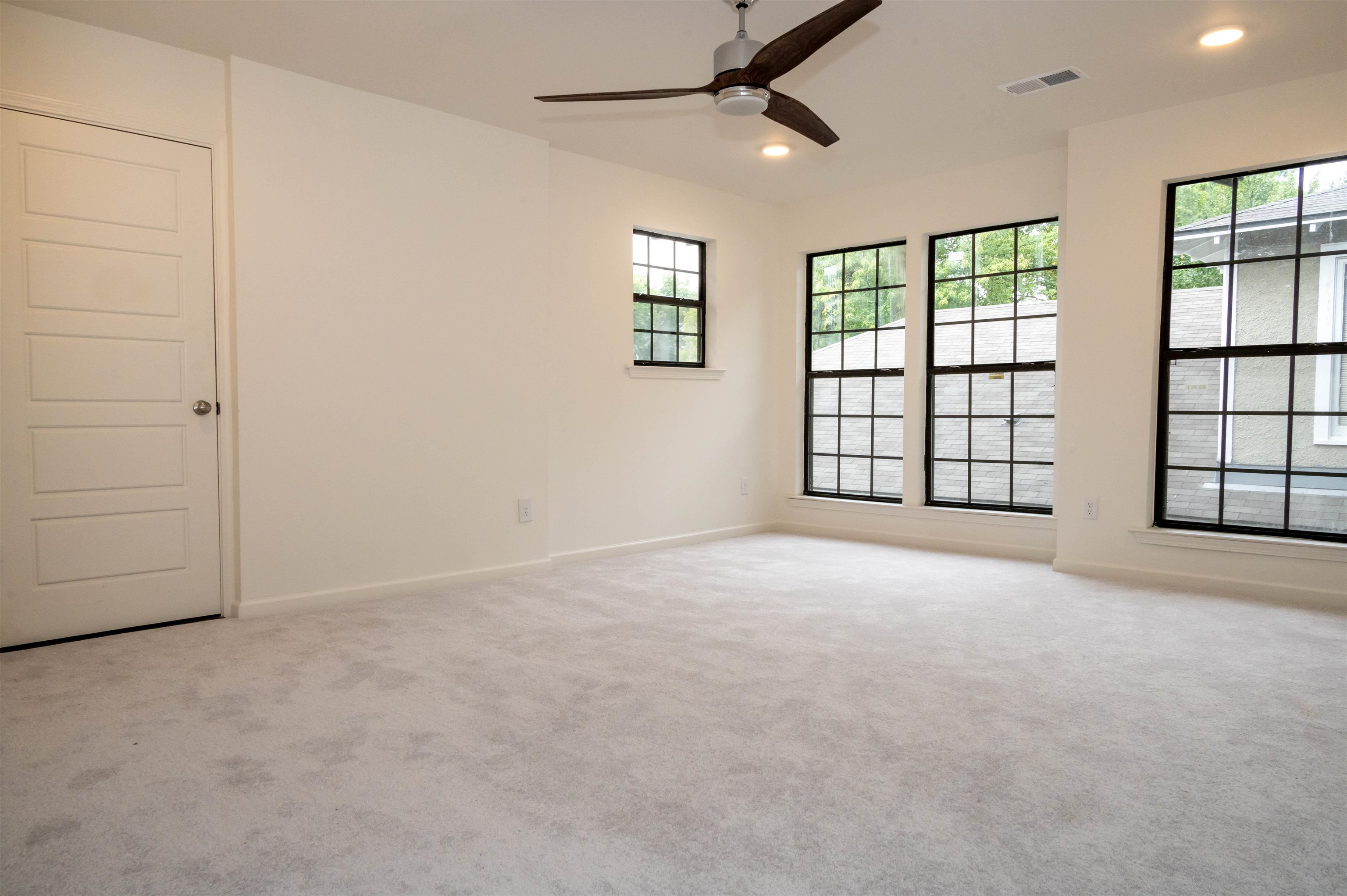 Spacious upstairs primary suite, carpeted with lots of windows!