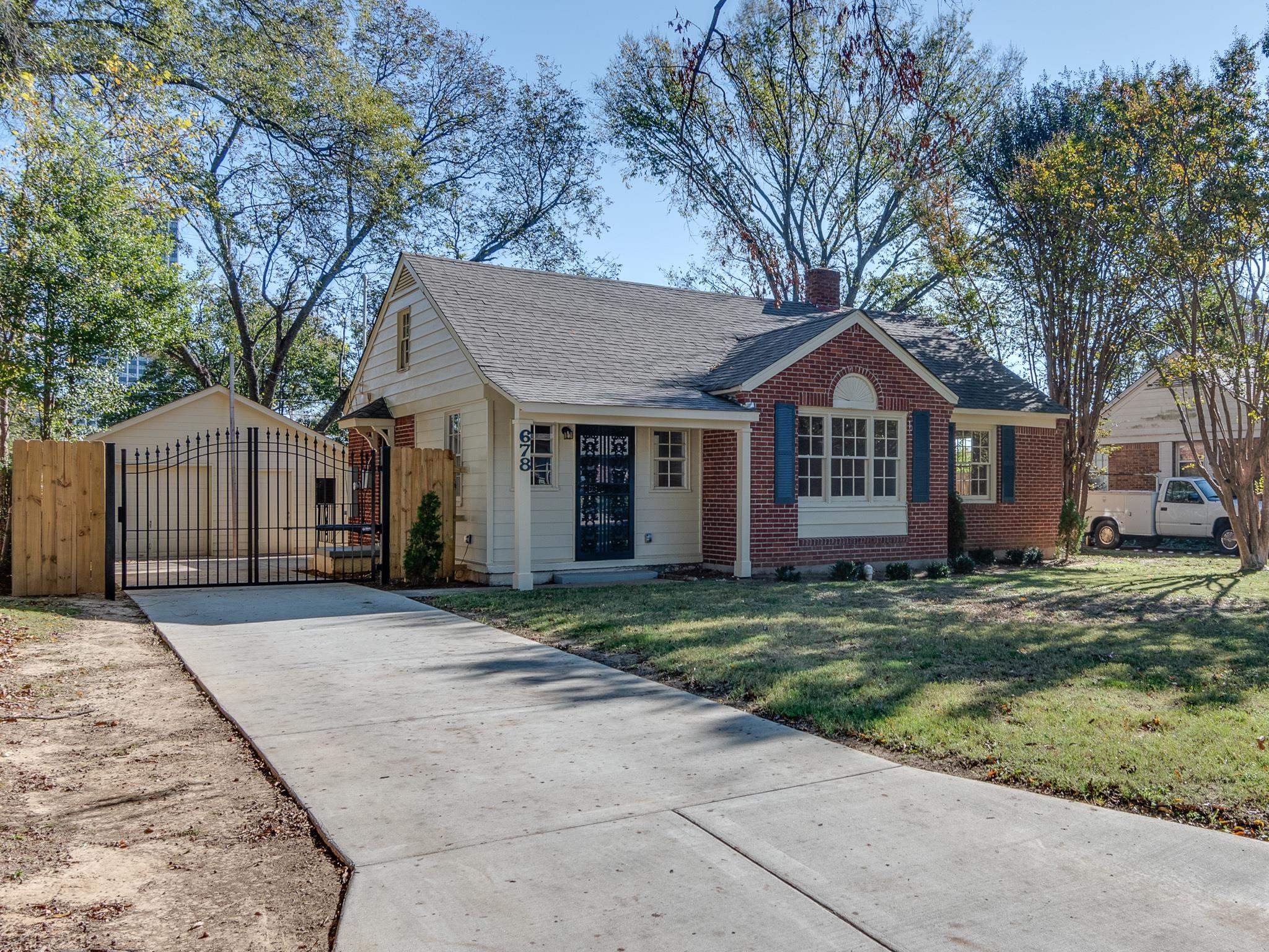 Ranch-style house featuring a front lawn