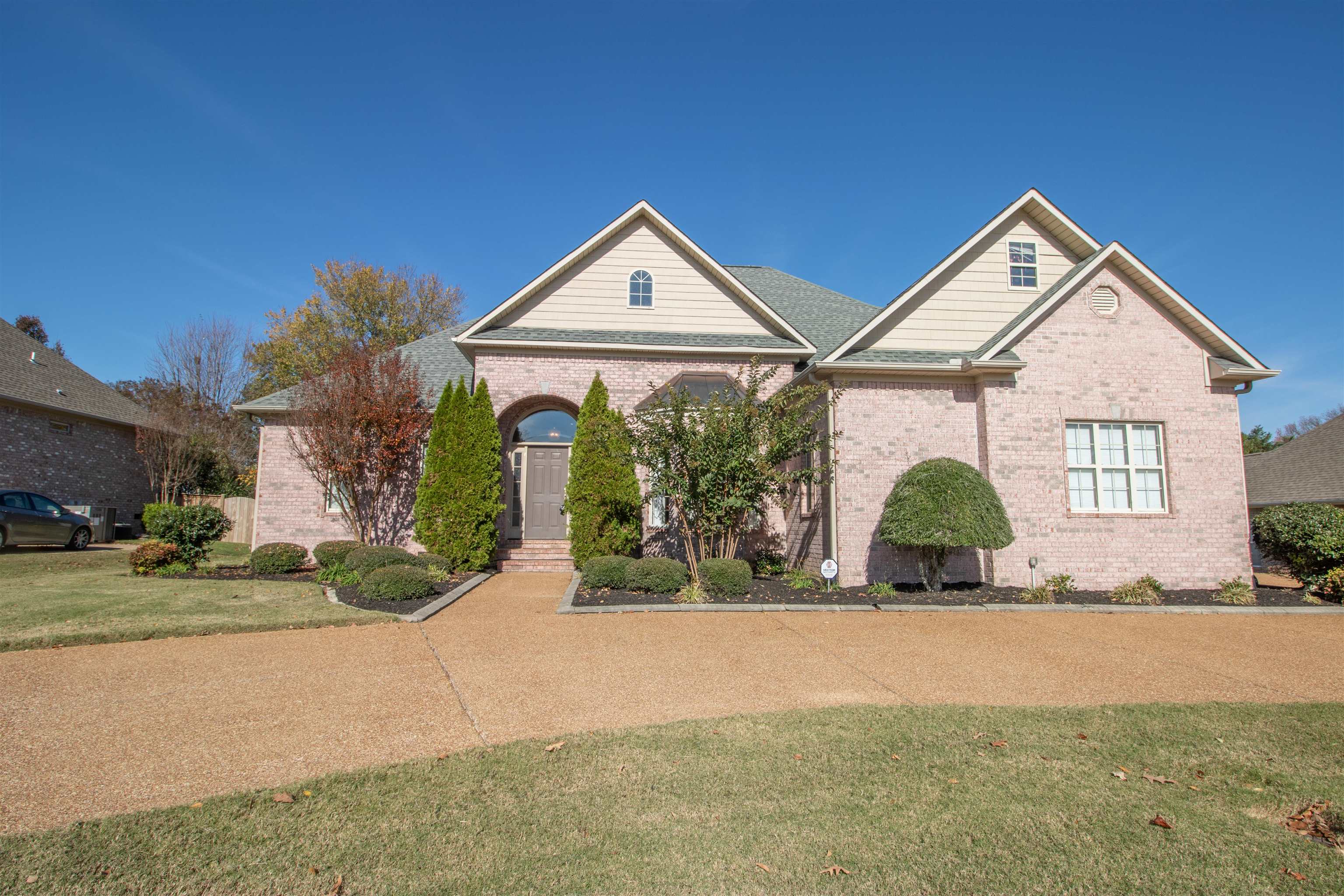 View of front facade featuring a front yard