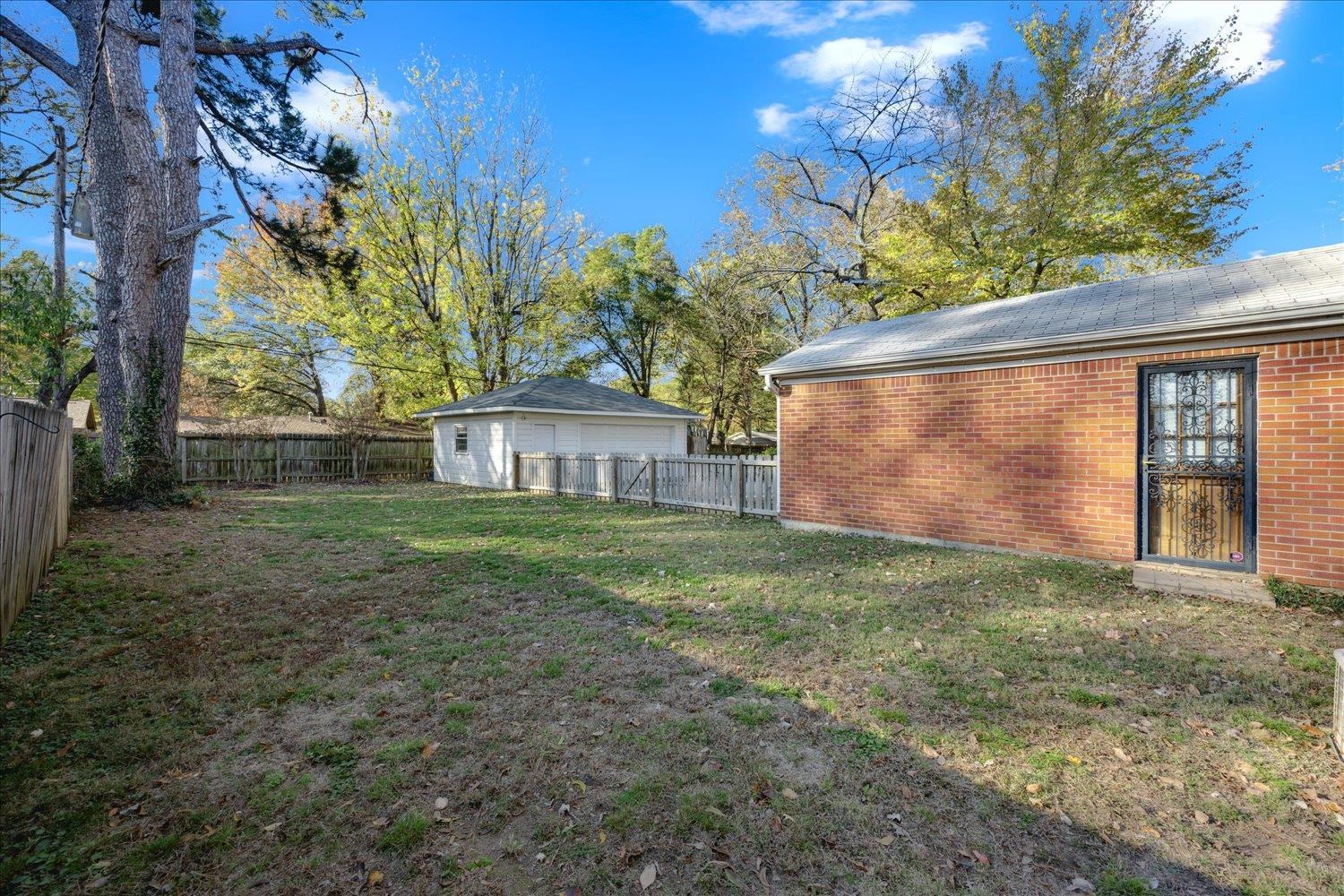 View of yard with an outdoor structure