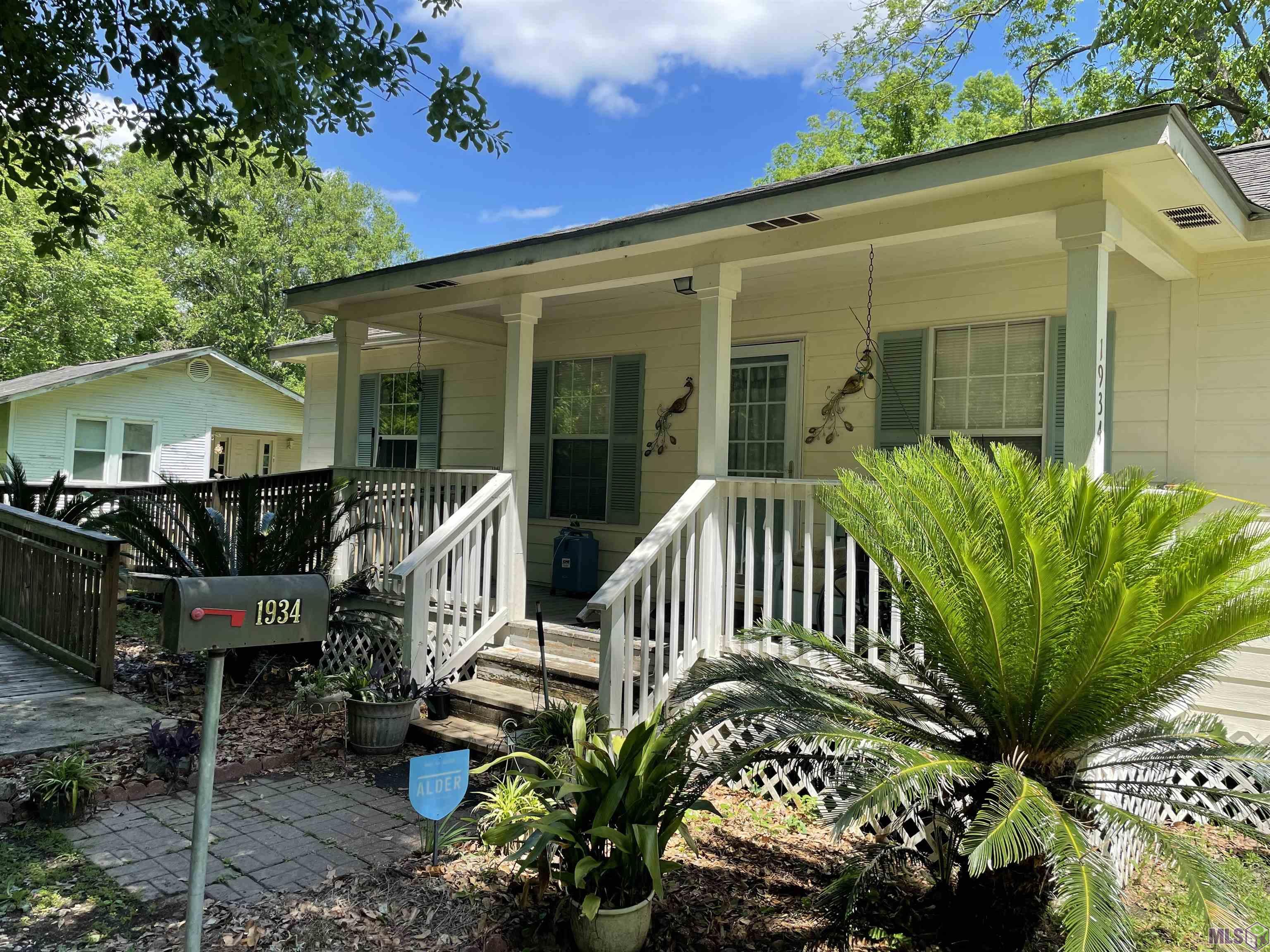 No need to look any further!!! This charming 3 bed and 2 bath is located in the heart of Gonzales and awaits new owners.  Home has no carpet and features a open floorplan.  Fridge, washer and dryer remain with the sale of the home. Home is located in flood zone x (no flood insurance required) and has never flooded.
